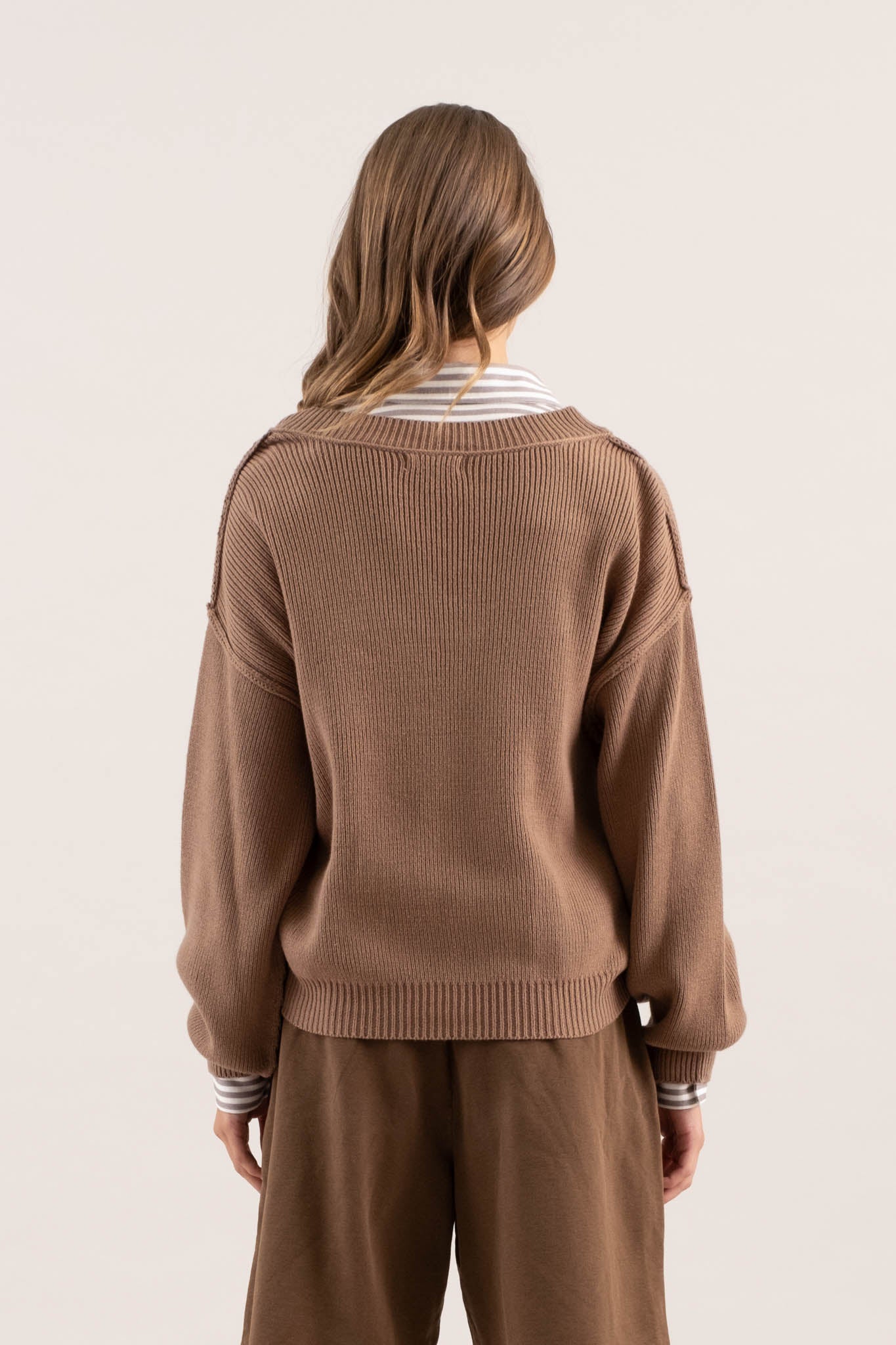 EXPOSED SEAM V NECK PULLOVER KNIT SWEATER