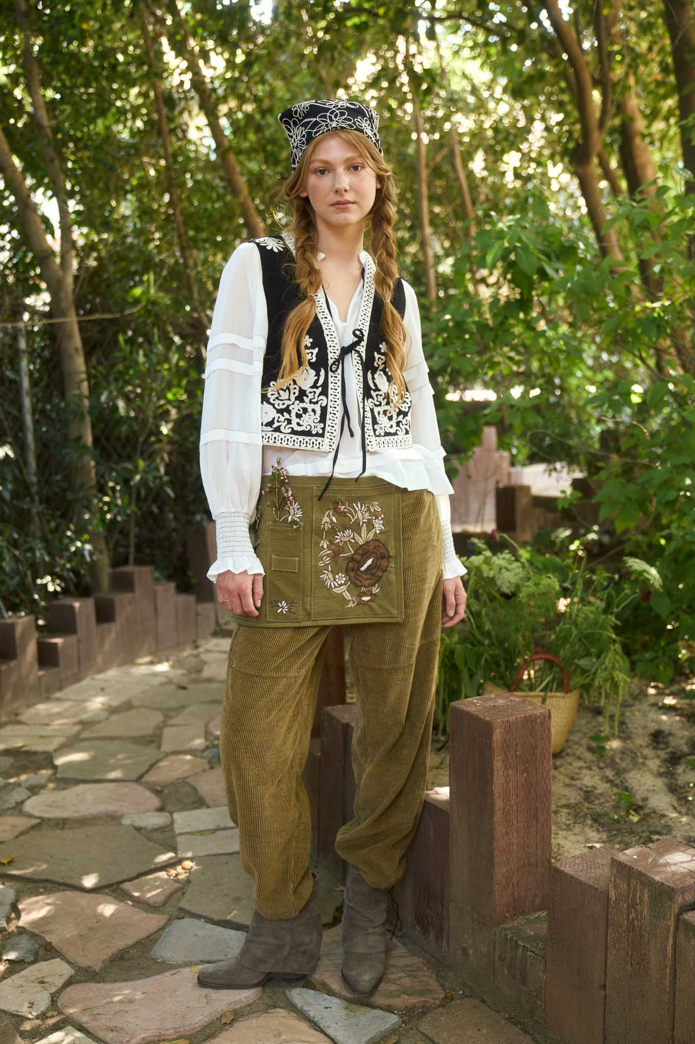 EMBROIDERY DETAIL FRONT TIE SLEEVELESS VEST (PRE-ORDER)