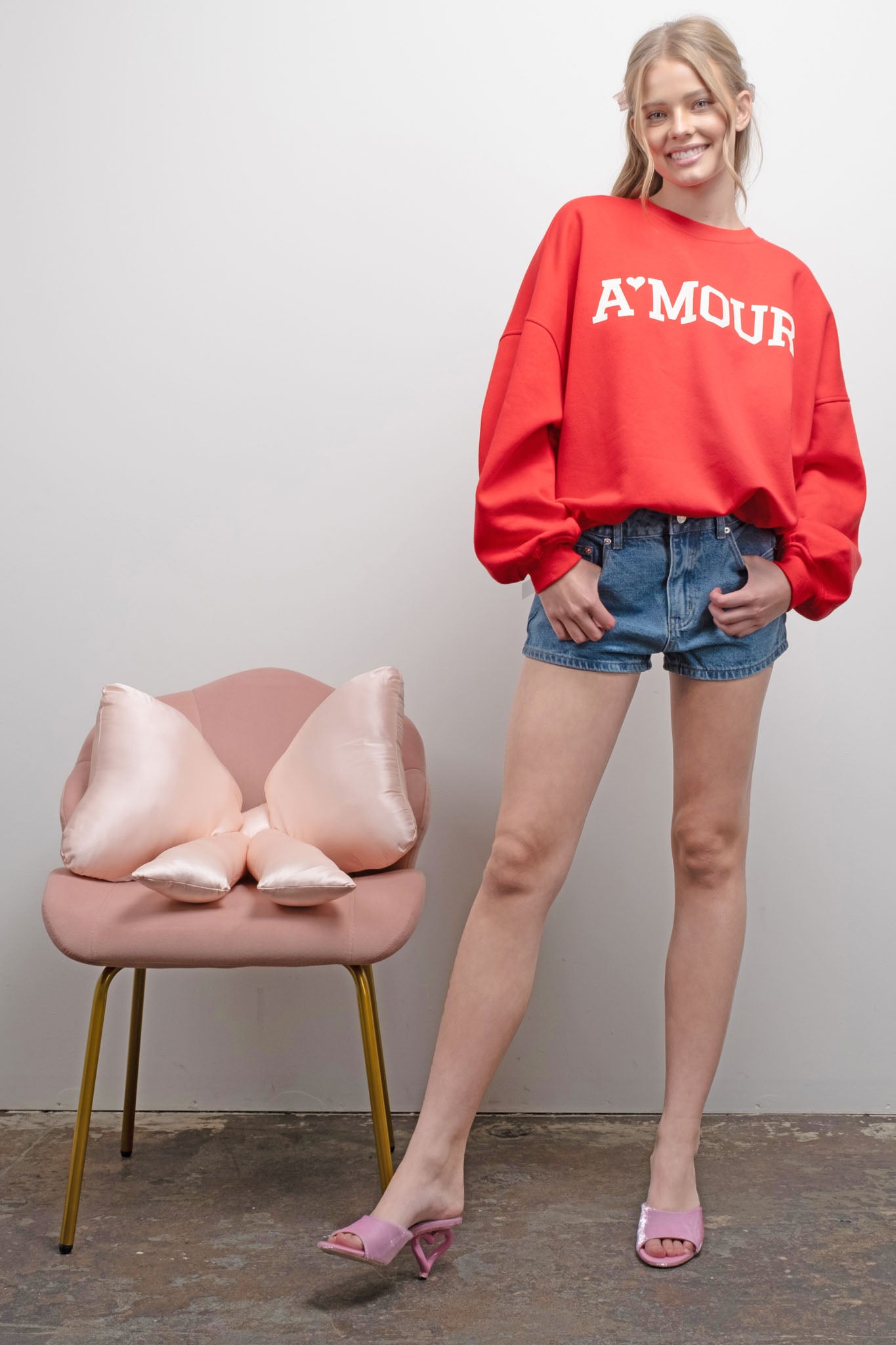 AMOUR GRAPHIC CREW NECK SWEATSHIRT (PRE-ORDER)