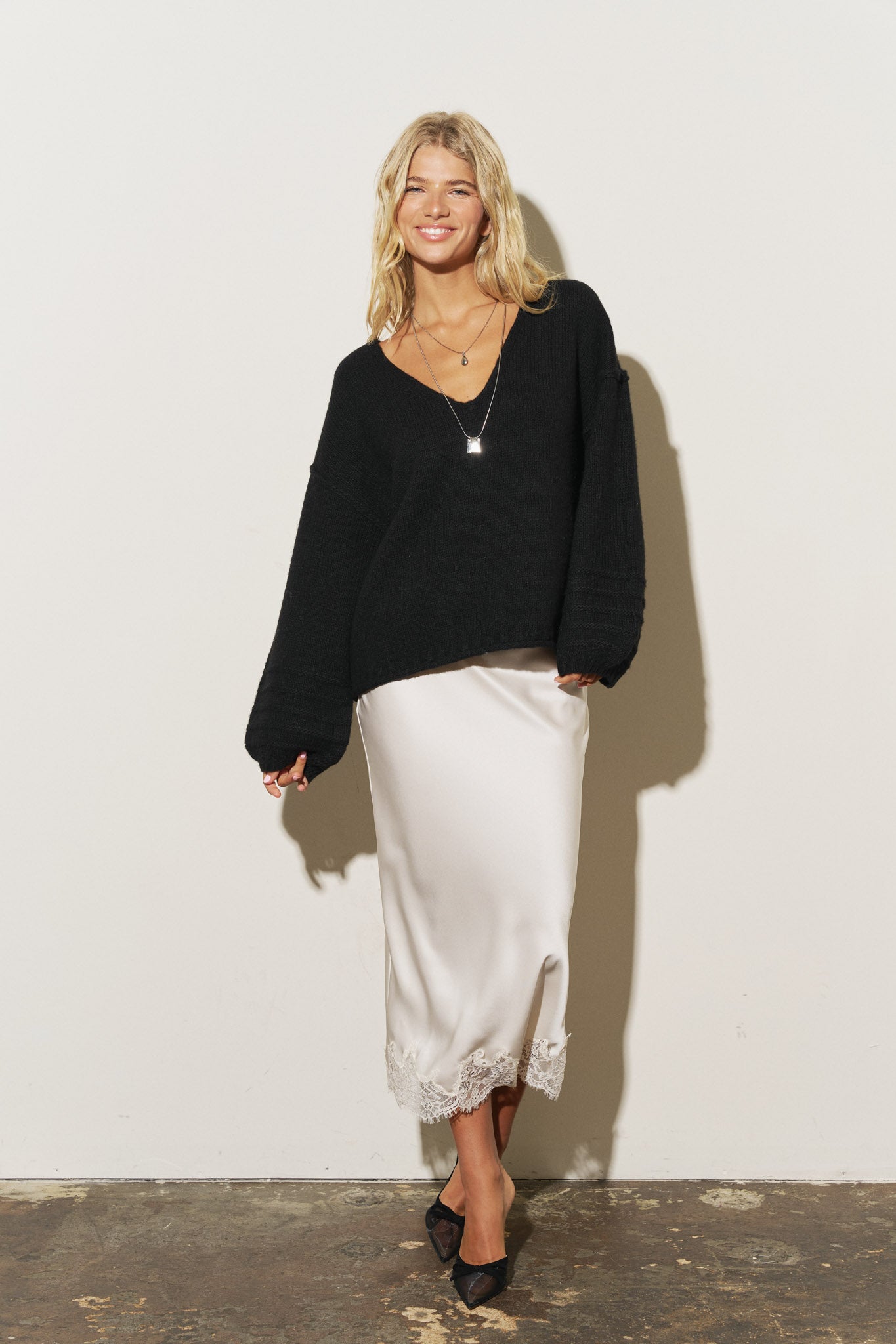 V NECK BALLOON LONG SLEEVE KNIT SWEATER