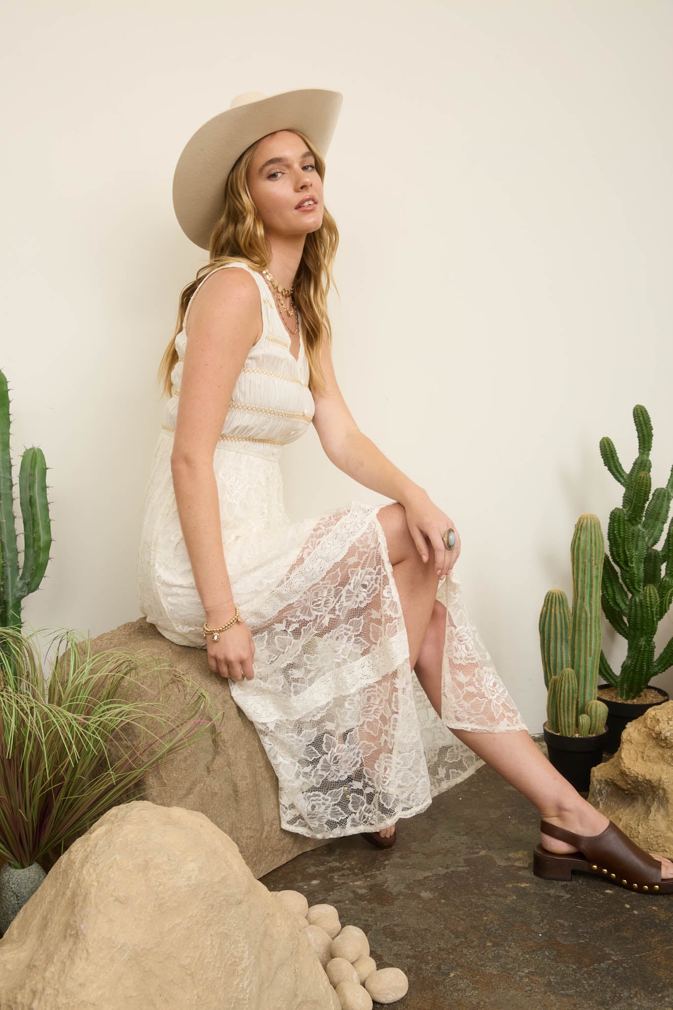 LACE SLEEVELESS SHIRRED MOCK BUTTON MAXI DRESS