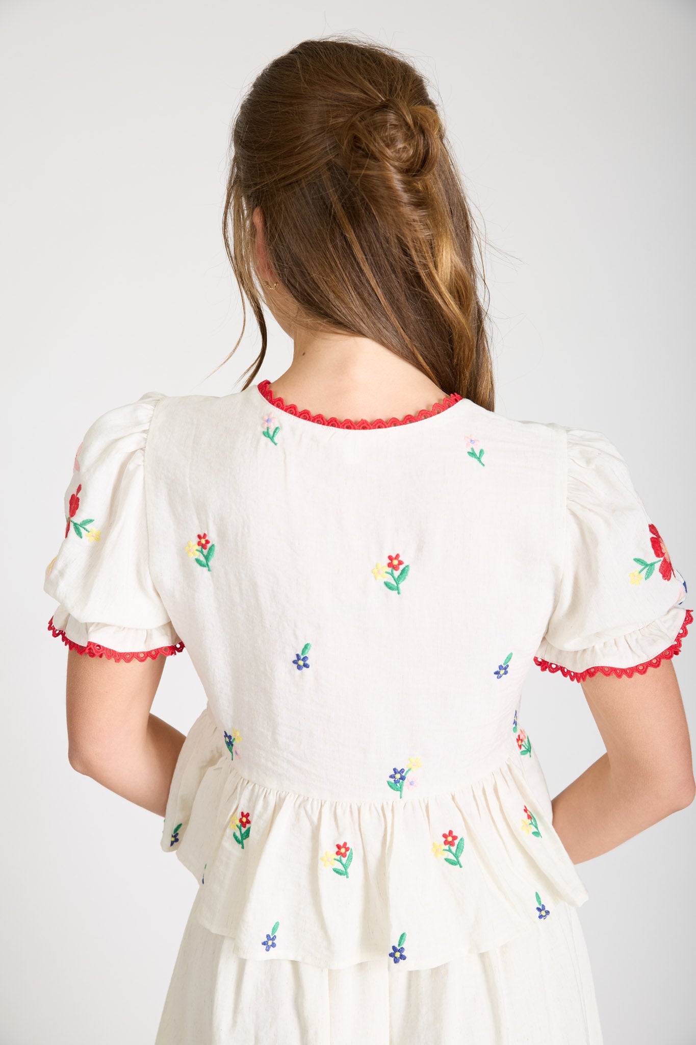 EMBROIDERED FRONT TIE PUFF SLEEVE SCALLOP TRIM TOP