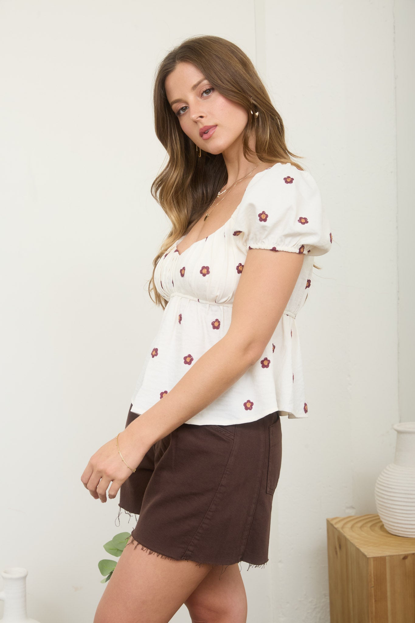 EMBROIDERED DAISY PUFF SLEEVE PLEATED BLOUSE (PRE-ORDER)