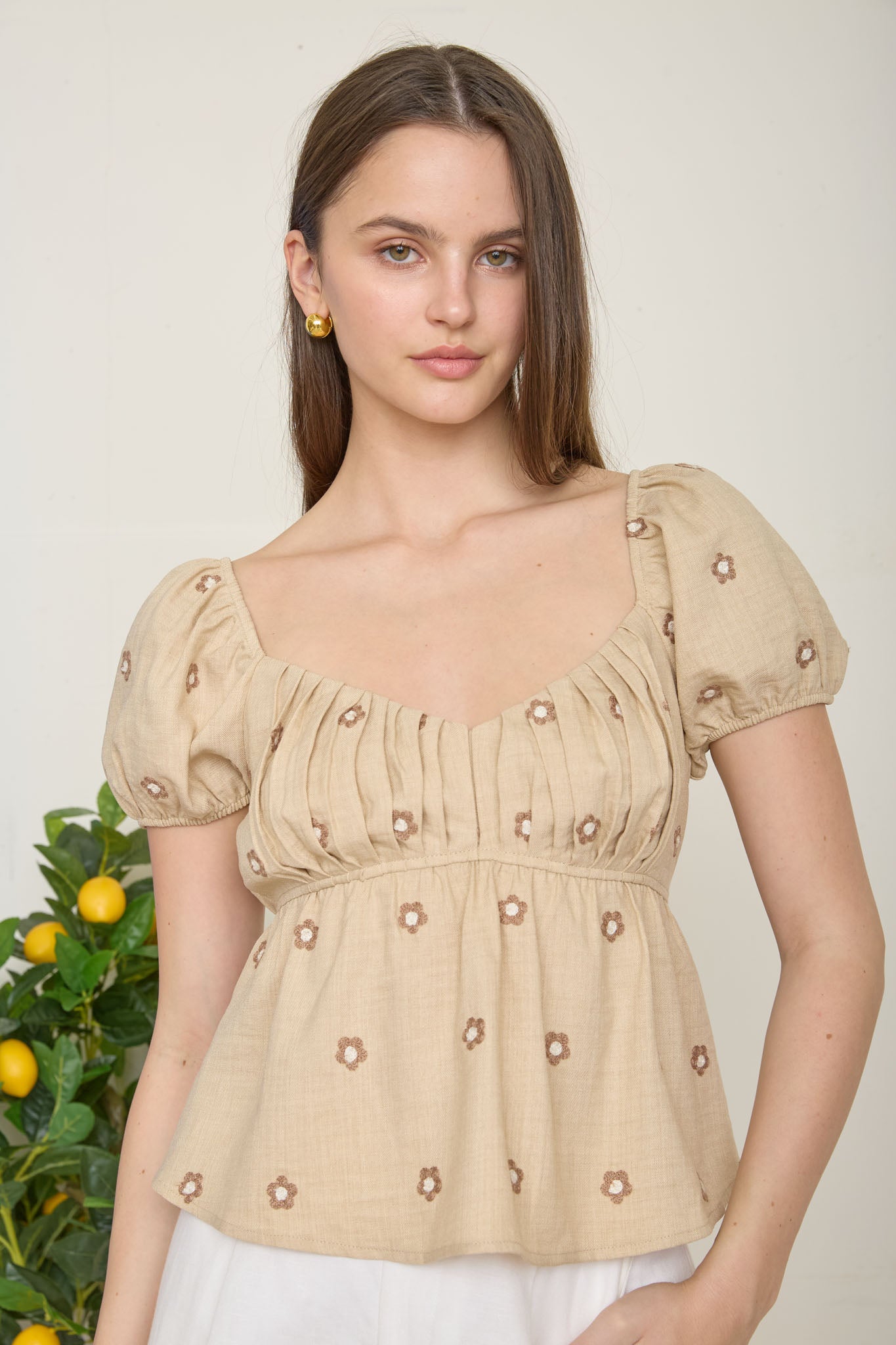EMBROIDERED DAISY PUFF SLEEVE PLEATED BLOUSE (PRE-ORDER)