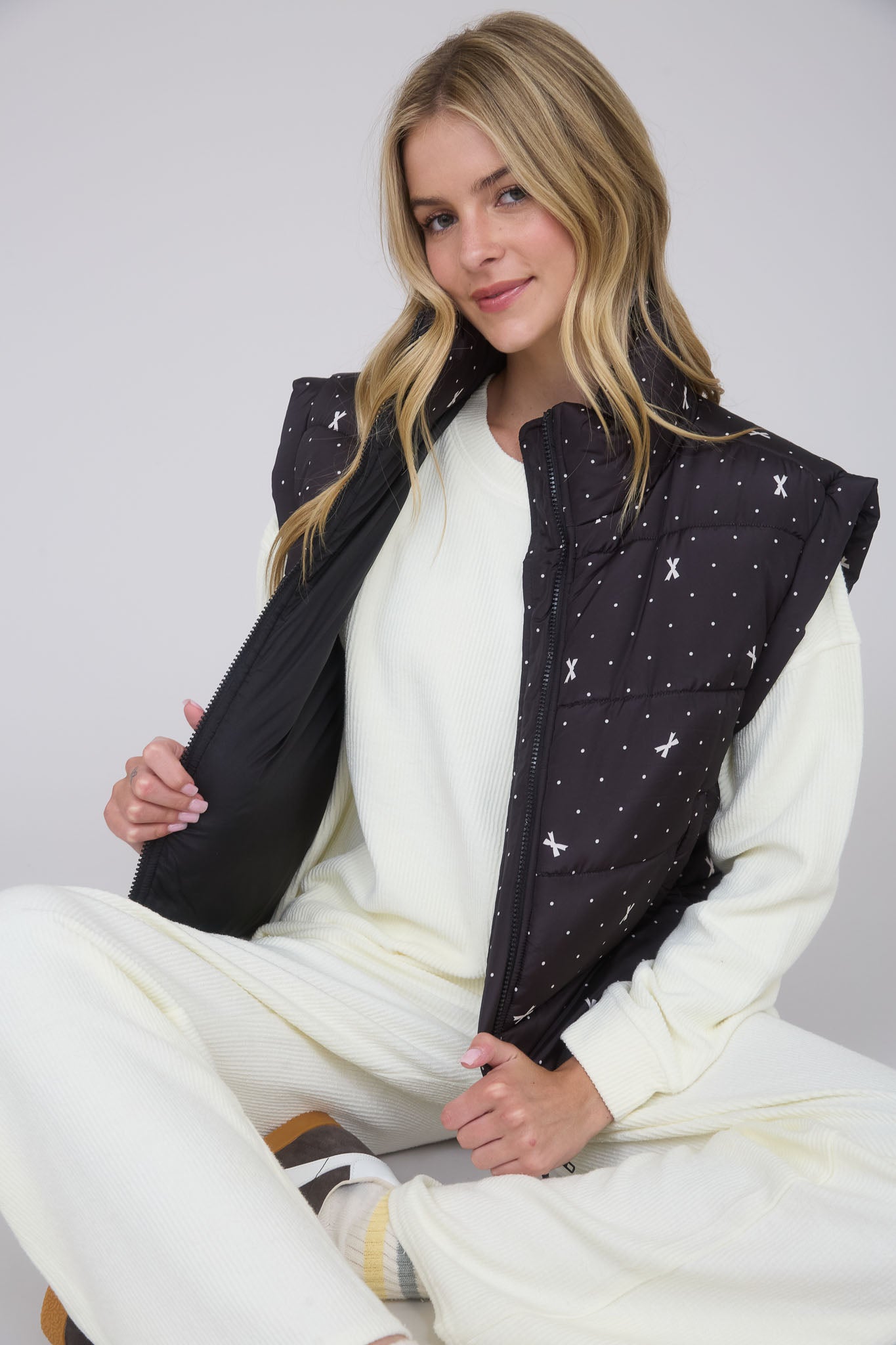 POLKA DOT BOW PATTERN ZIP-UP PUFFER VEST