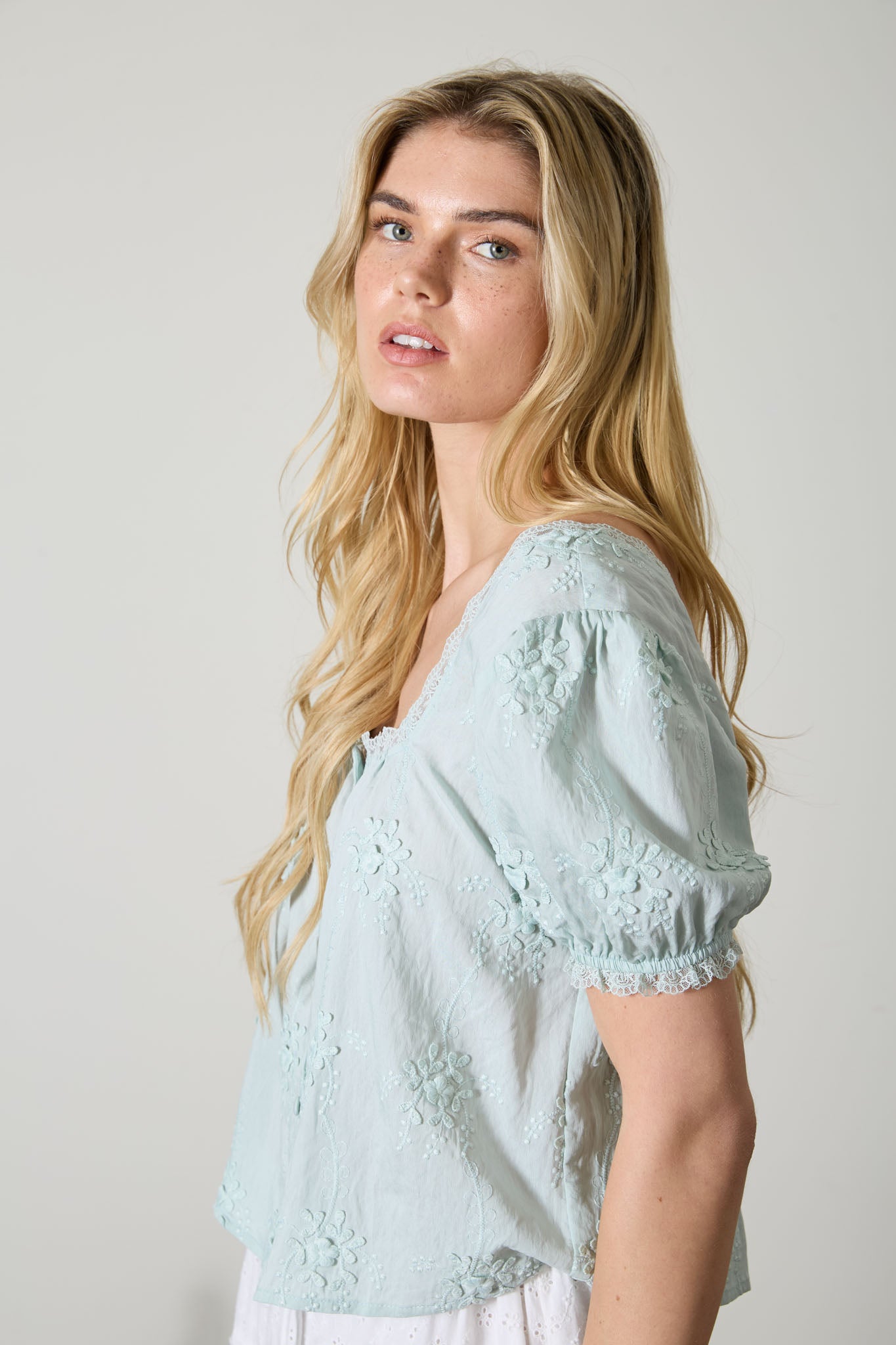 FLORAL EMBROIDERY LACE TRIM PUFF SLEEVE TOP