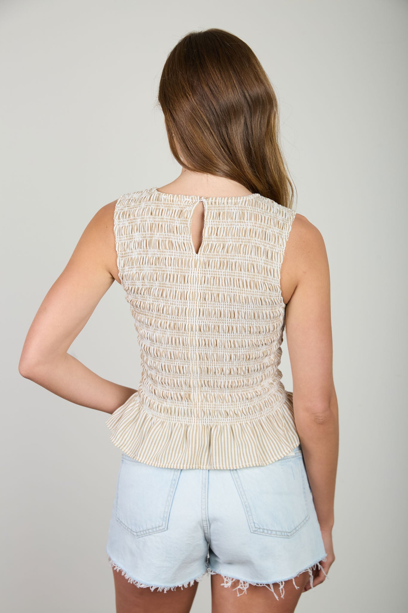 STRIPE SLEEVELESS SMOCKED BLOUSE