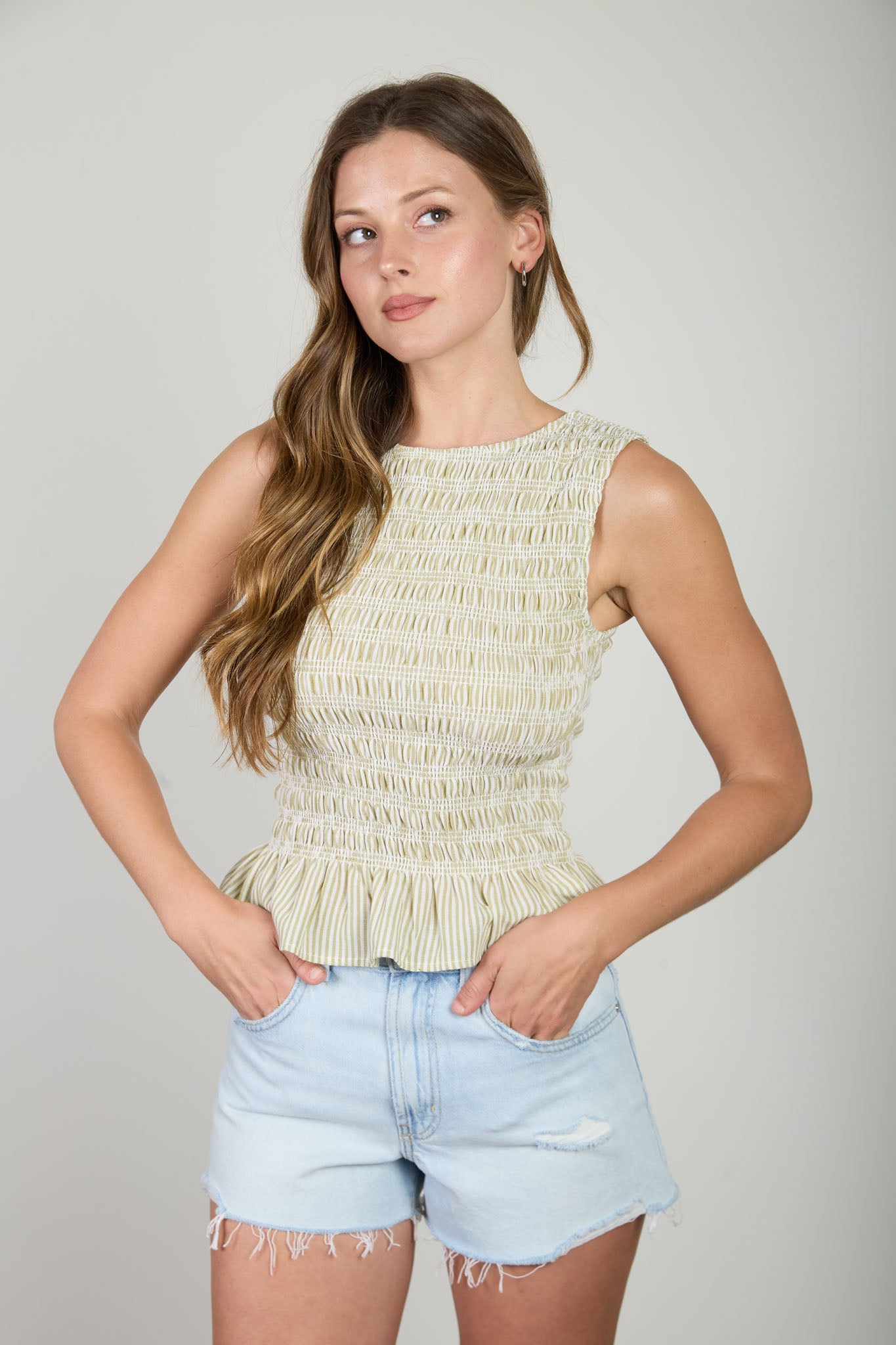 STRIPE SLEEVELESS SMOCKED BLOUSE