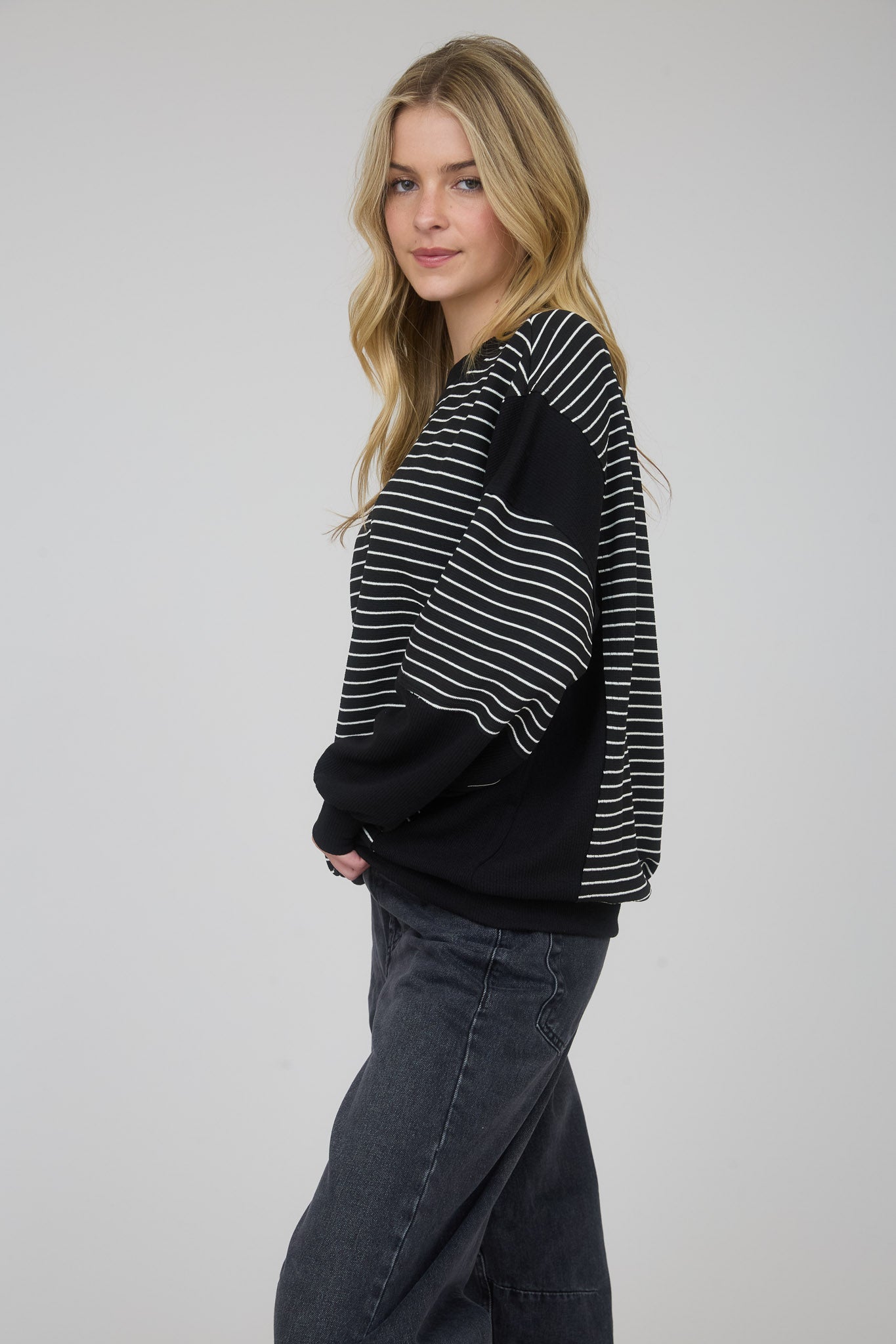 CONTRAST STRIPE RAW EDGE LONG SLEEVE KNIT TOP (PRE-ORDER)