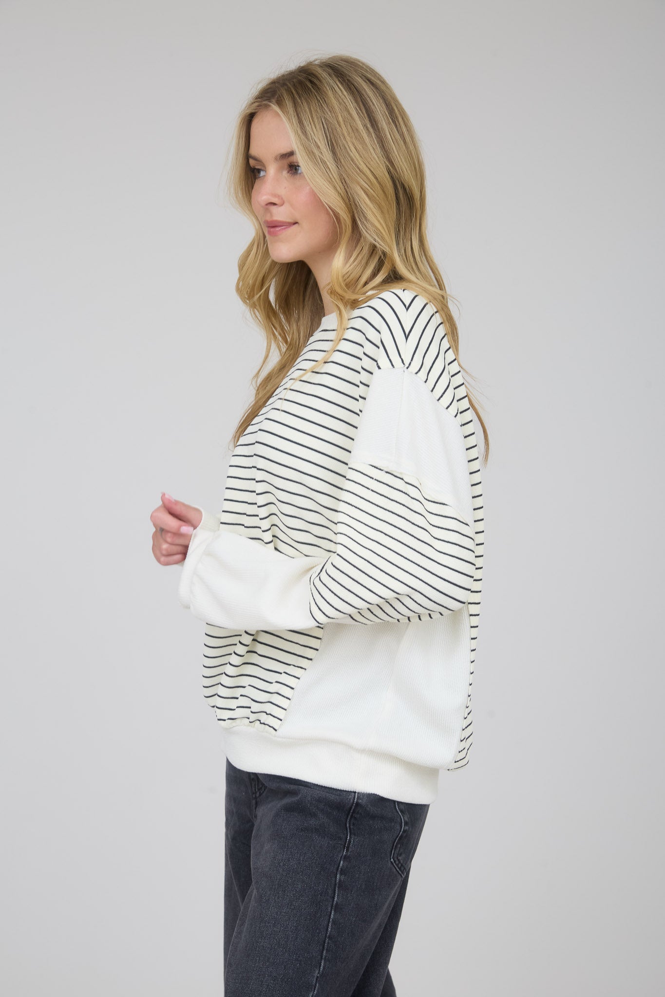 CONTRAST STRIPE RAW EDGE LONG SLEEVE KNIT TOP (PRE-ORDER)
