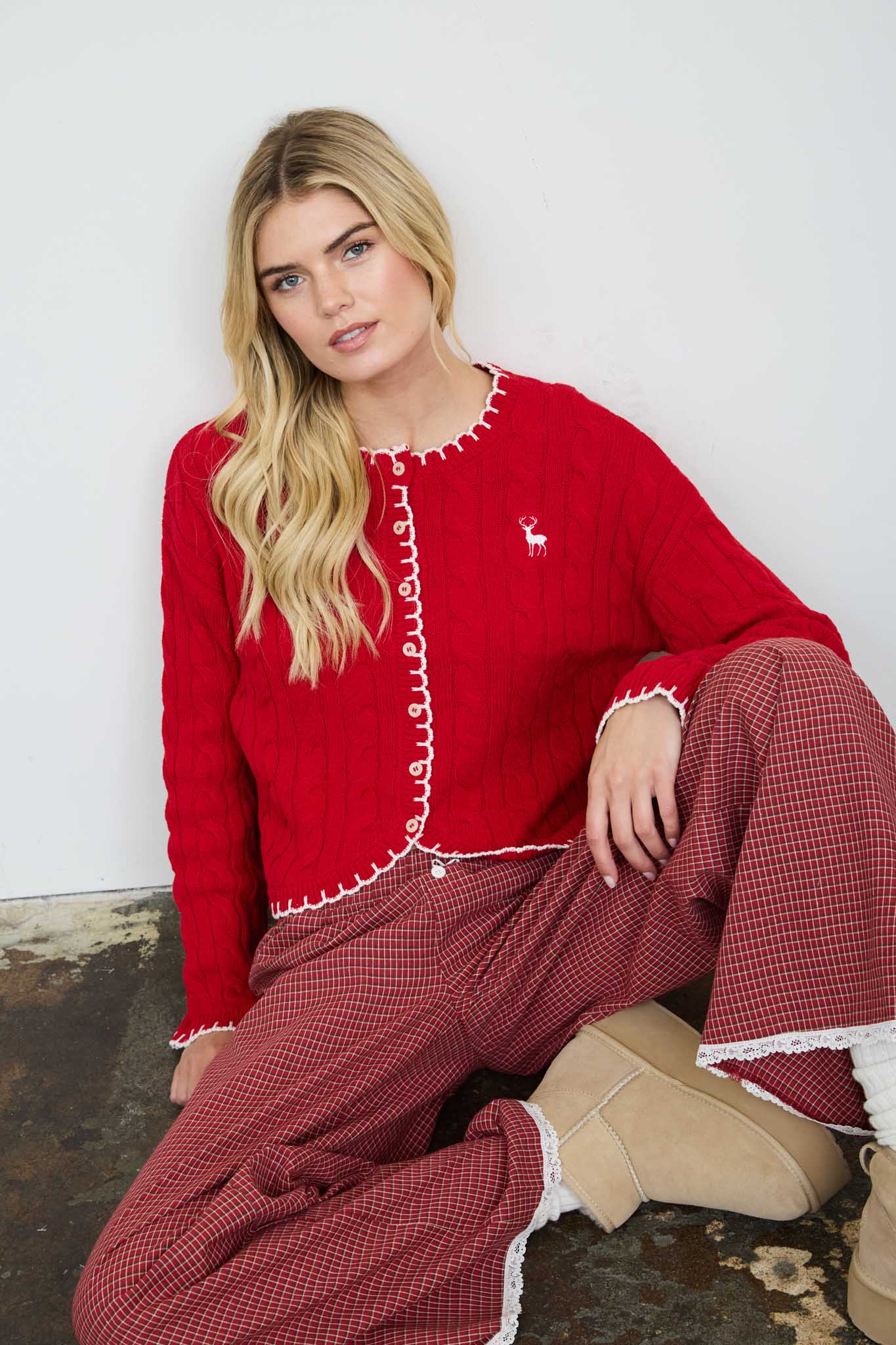 CABLE KNIT REINDEER EMBROIDERED SCALLOP CARDIGAN