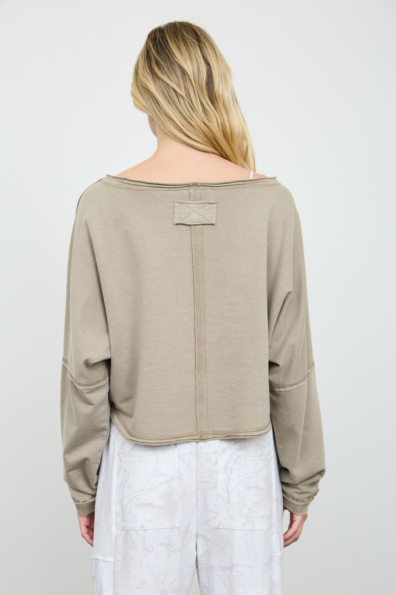 BOAT NECK RAW EDGE LONG SLEEVE CROPPED KNIT TOP