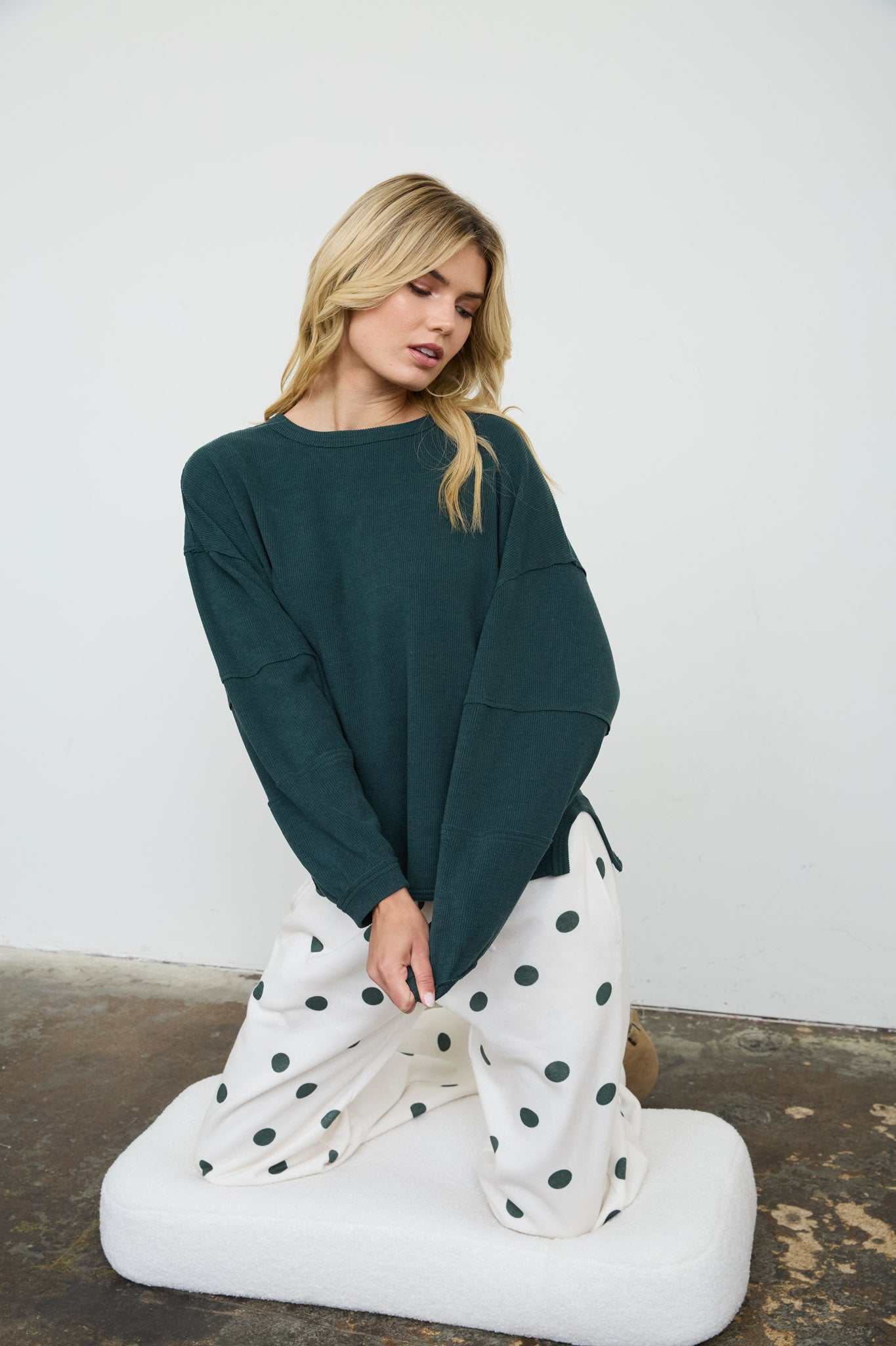 RIBBED EXTENDED SHOULDER BOXY CREW NECK KNIT TOP