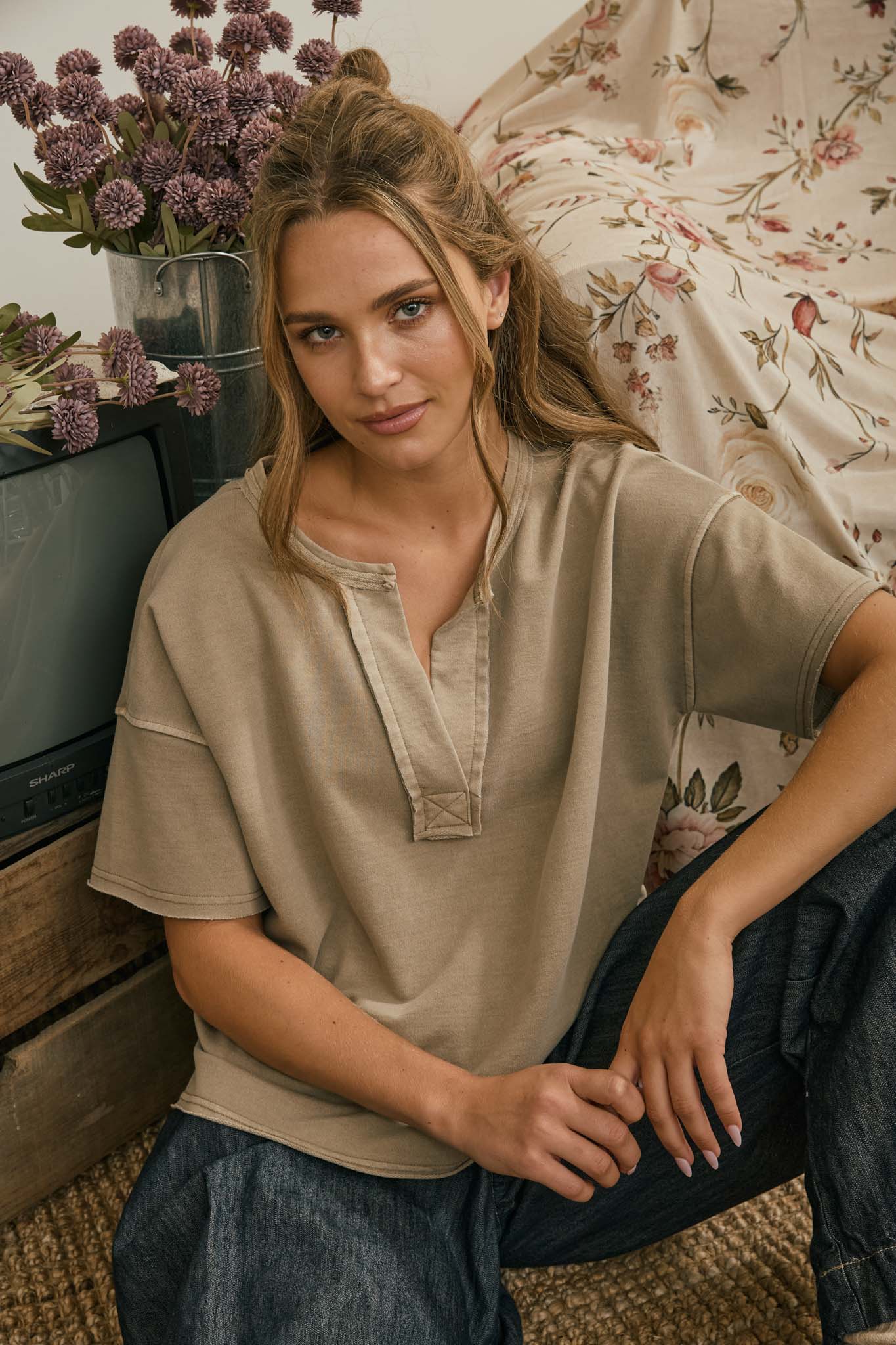 WASHED SPLIT NECK RAW EDGE SHORT SLEEVE KNIT TOP