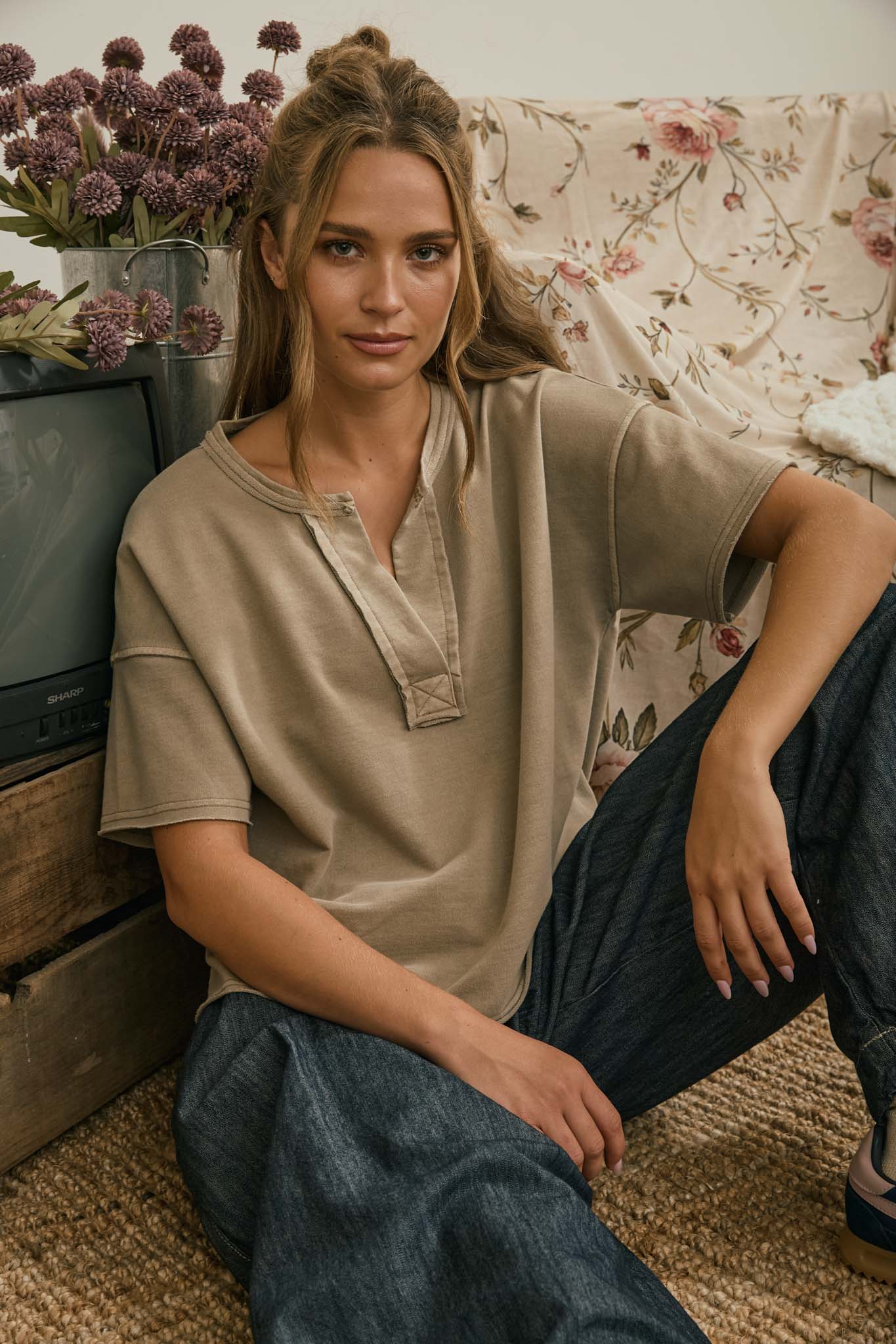 WASHED SPLIT NECK RAW EDGE SHORT SLEEVE KNIT TOP