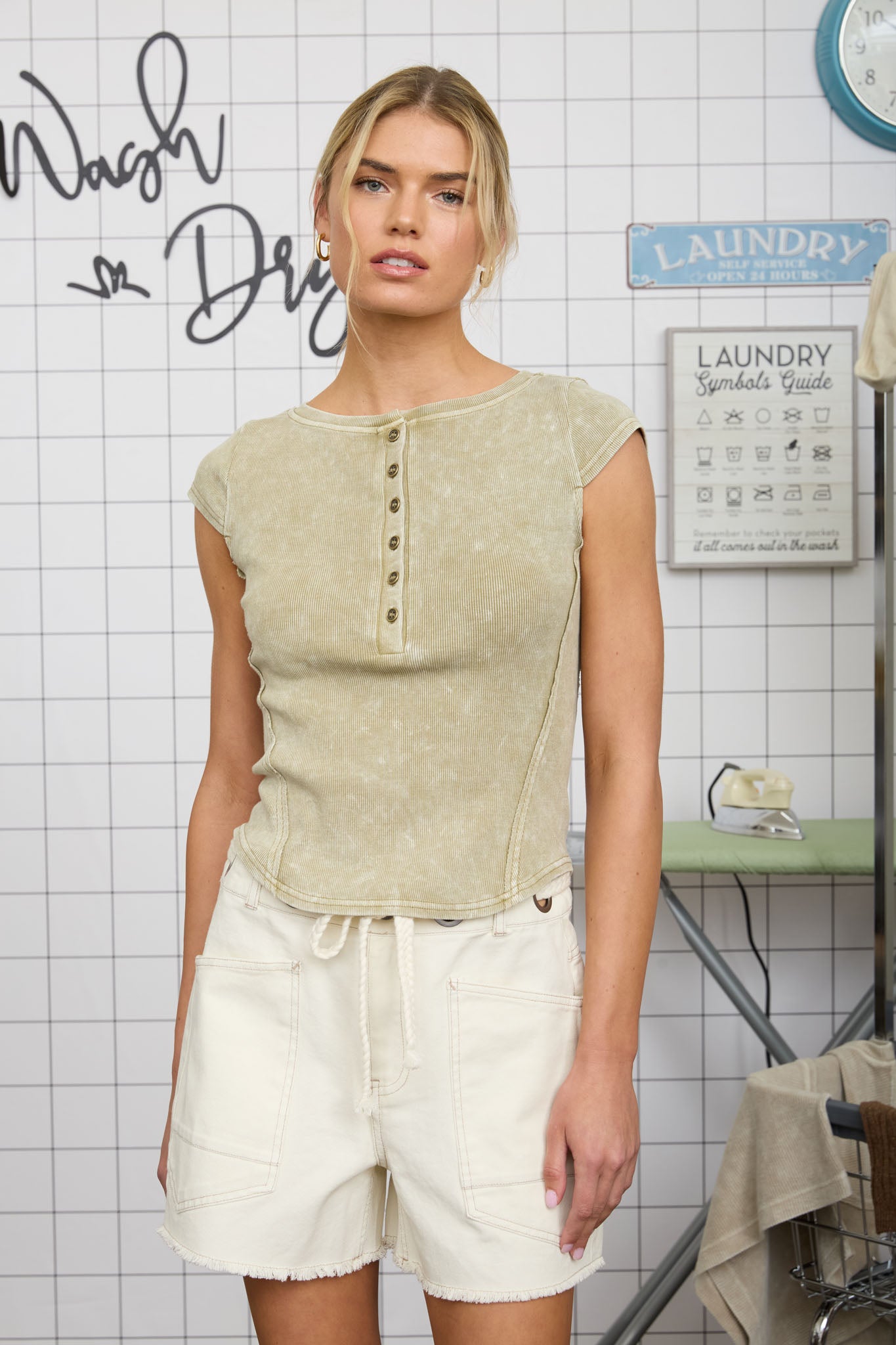 WASHED EXPOSED SEAM HENLEY RIBBED KNIT TOP