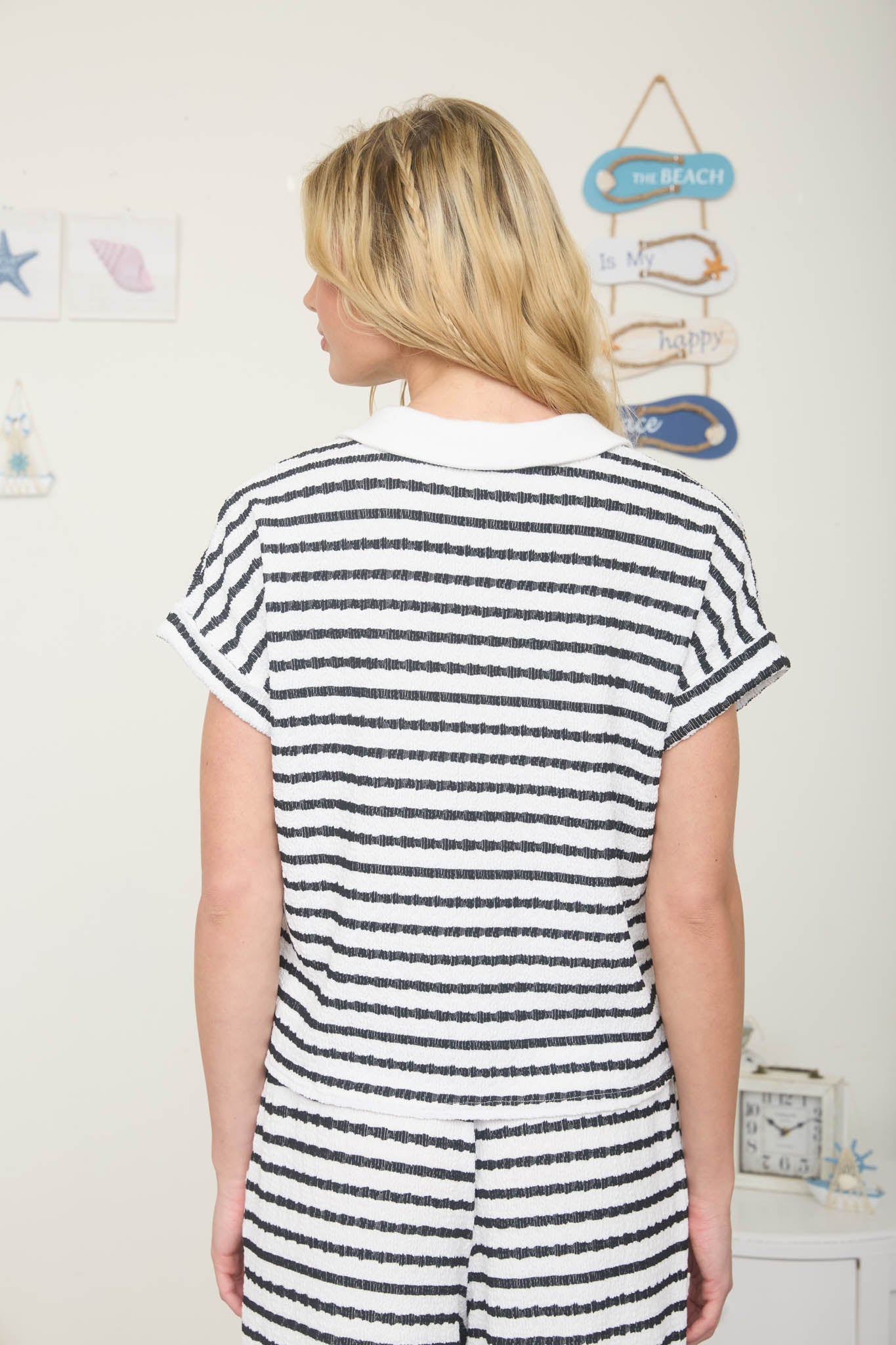 TEXTURED STRIPE COLLARED SHORT SLEEVE KNIT TOP