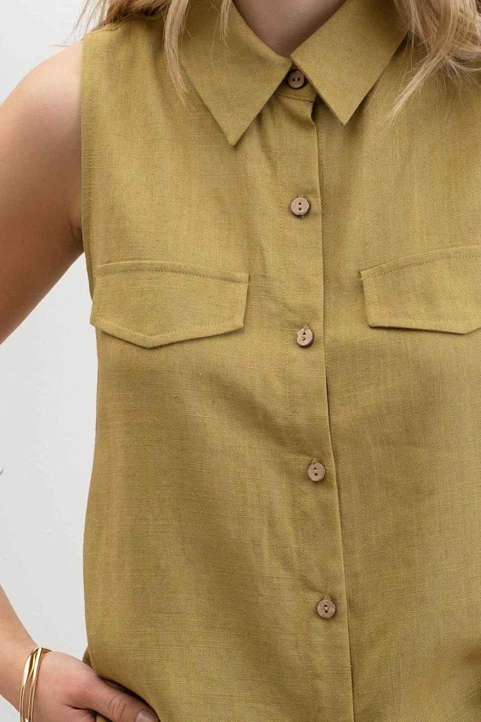 COLLARED BUTTON DOWN SLEEVELESS SHIRT