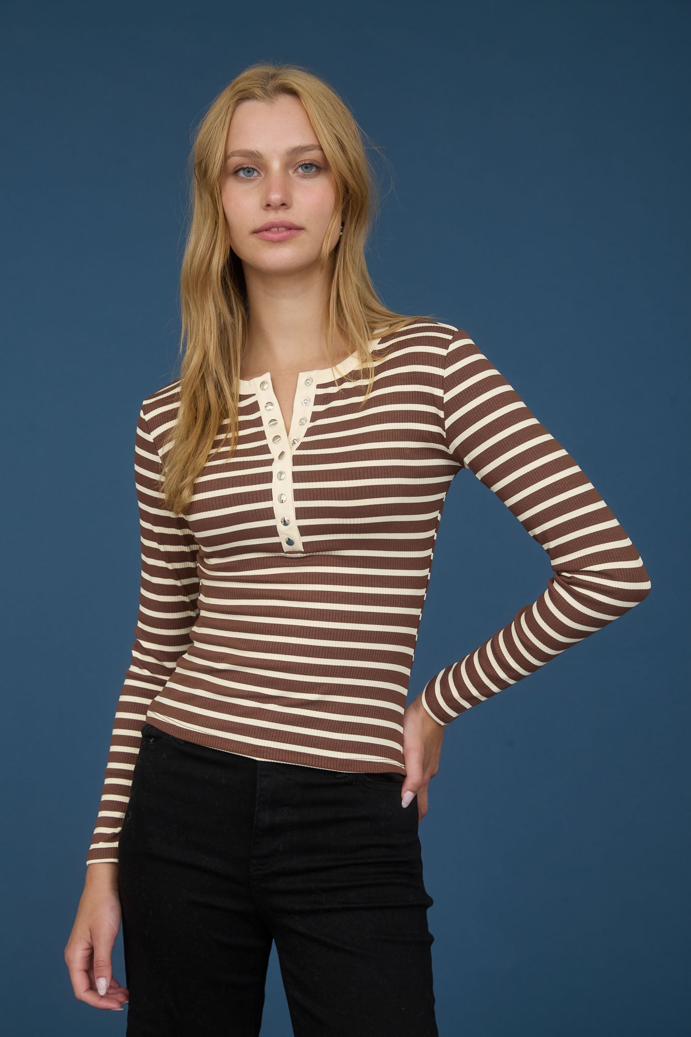 STRIPE SNAP BUTTON HENLEY RIB KNIT TOP