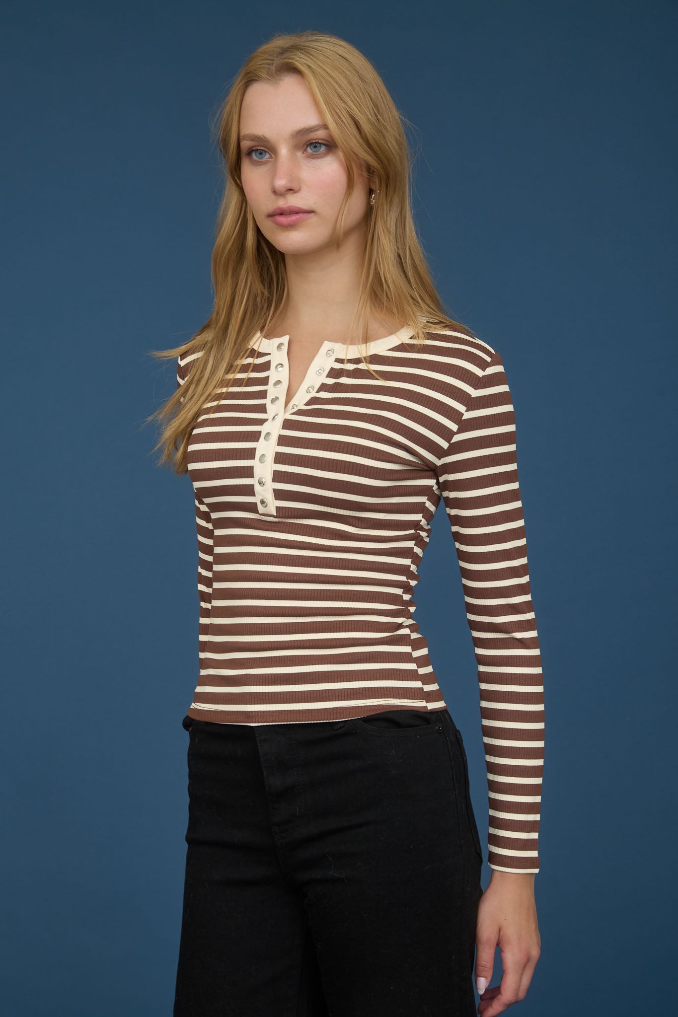 STRIPE SNAP BUTTON HENLEY RIB KNIT TOP