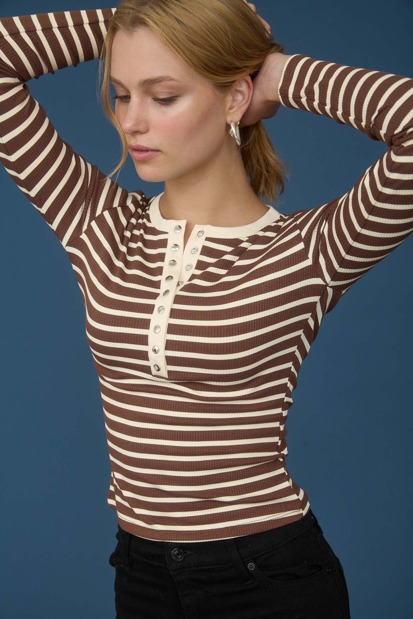 STRIPE SNAP BUTTON HENLEY RIB KNIT TOP