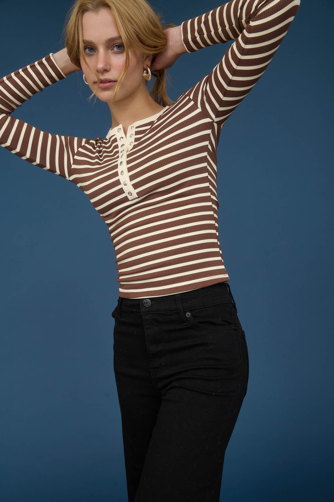 STRIPE SNAP BUTTON HENLEY RIB KNIT TOP