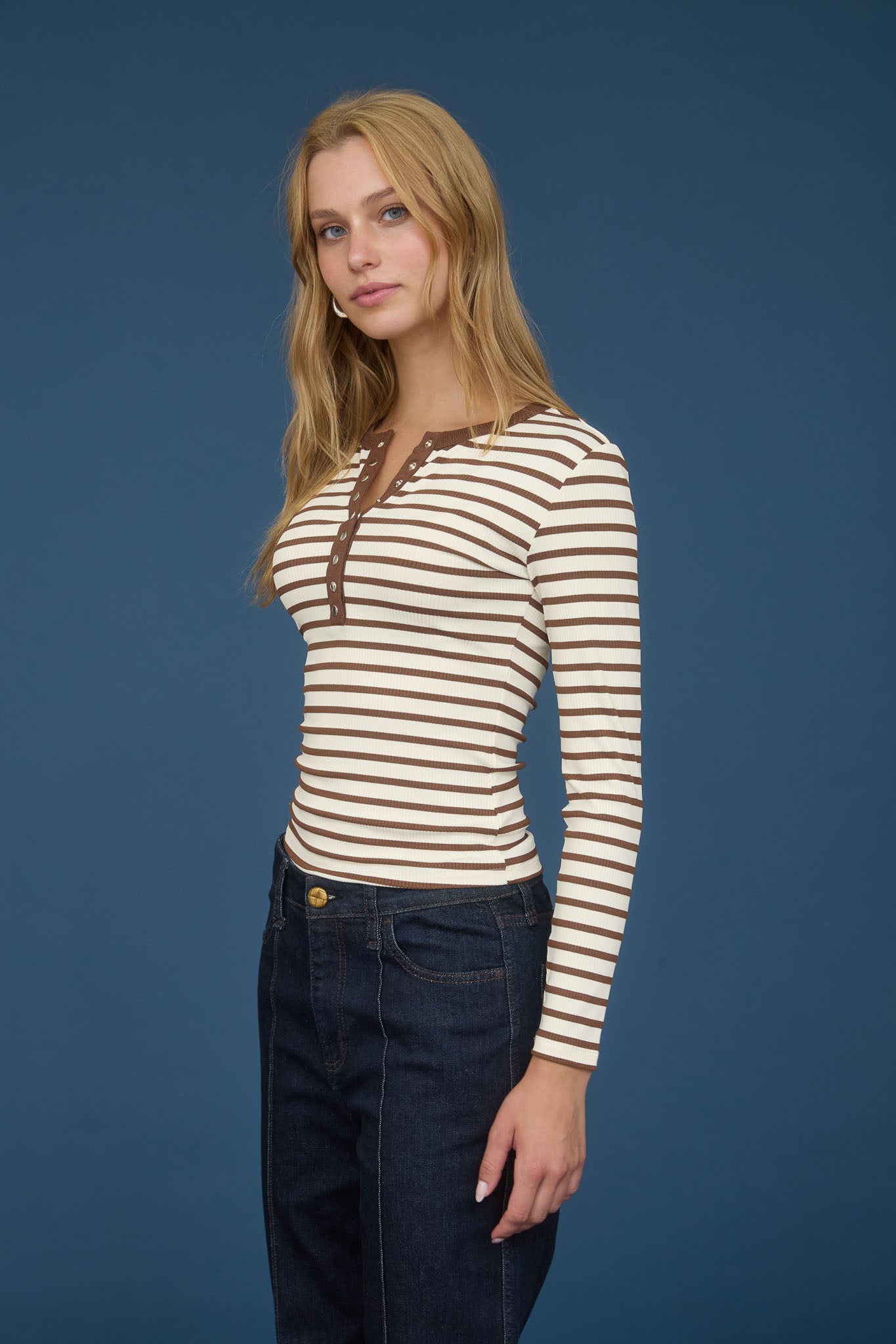 STRIPE SNAP BUTTON HENLEY RIB KNIT TOP