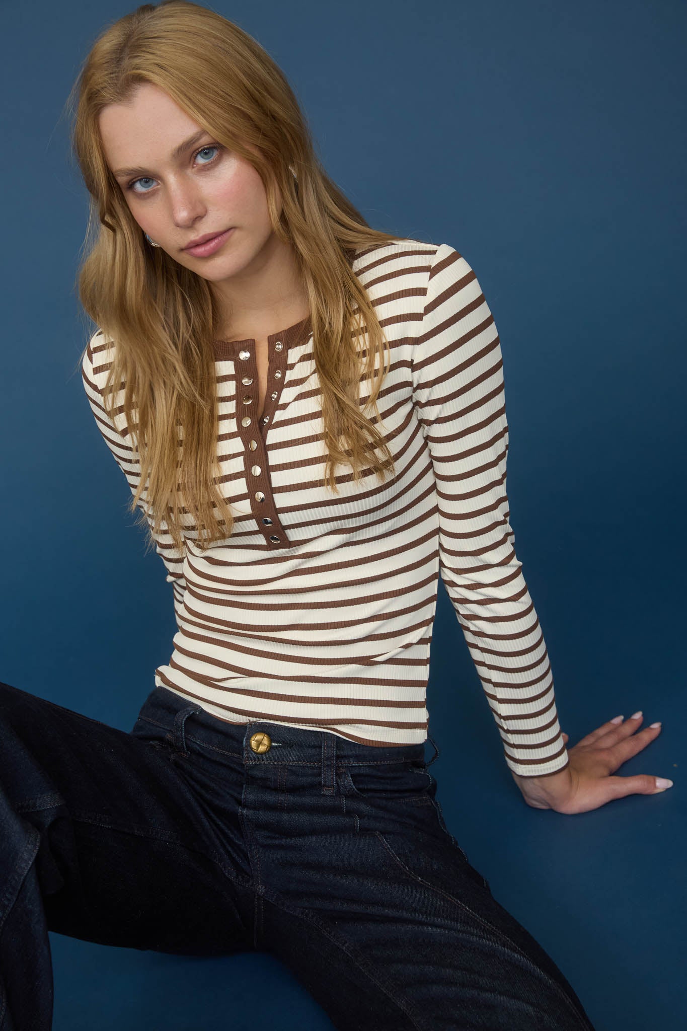 STRIPE SNAP BUTTON HENLEY RIB KNIT TOP