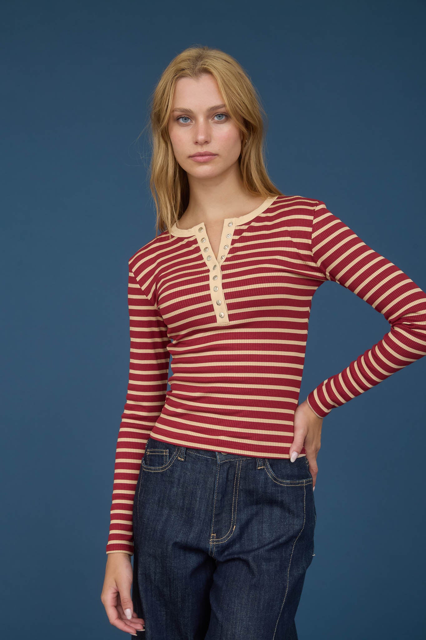 STRIPE SNAP BUTTON HENLEY RIB KNIT TOP