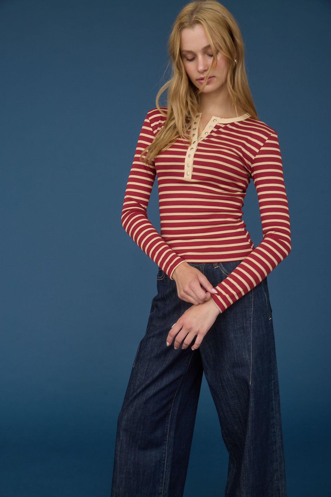 STRIPE SNAP BUTTON HENLEY RIB KNIT TOP