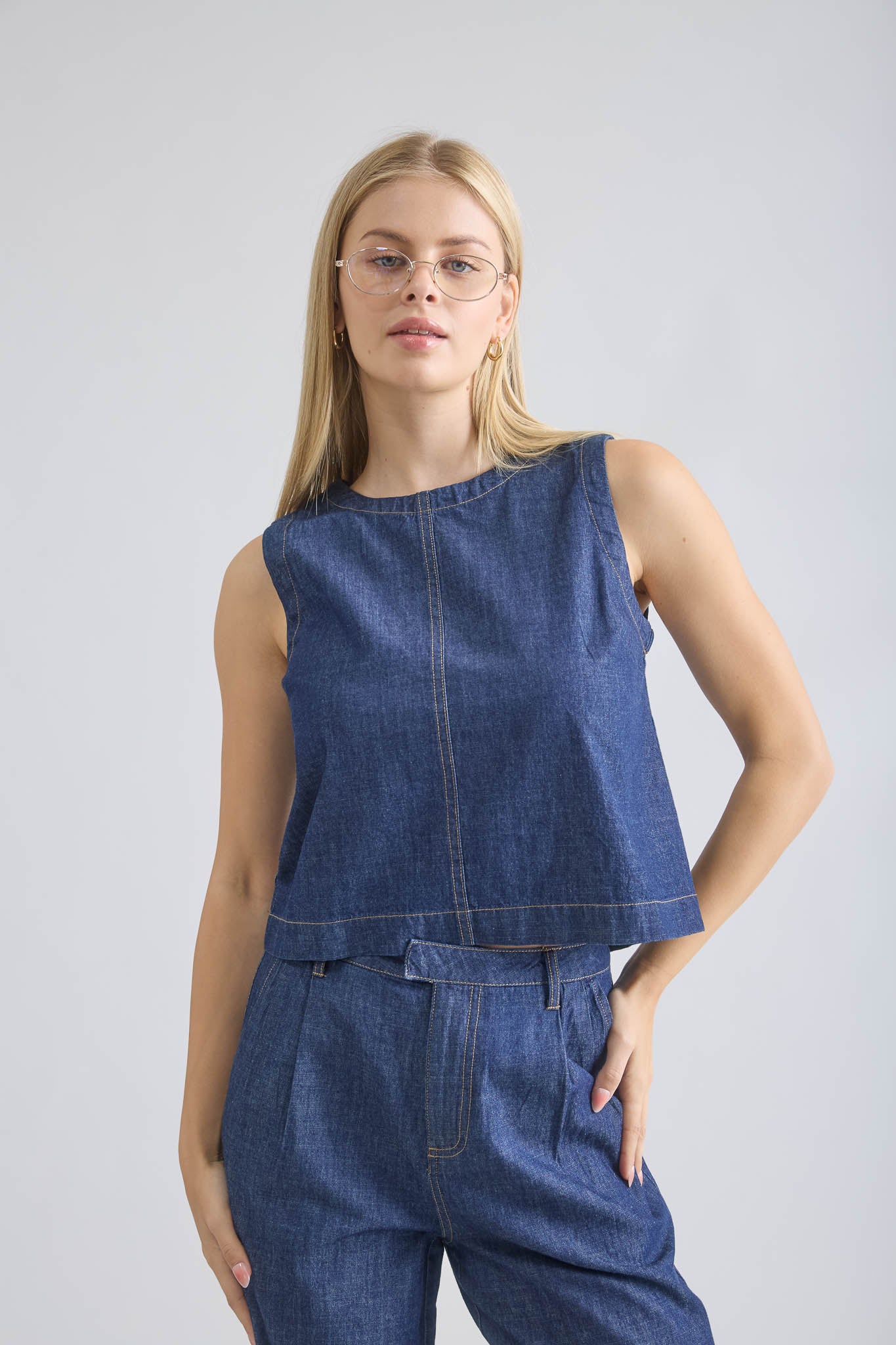 BOAT NECK BACK BUTTON SLEEVELESS DENIM TOP