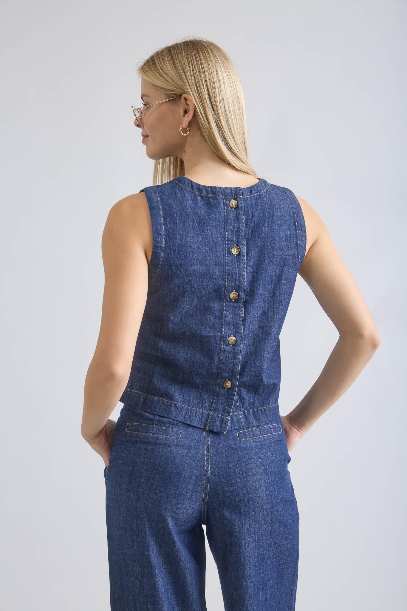 BOAT NECK BACK BUTTON SLEEVELESS DENIM TOP