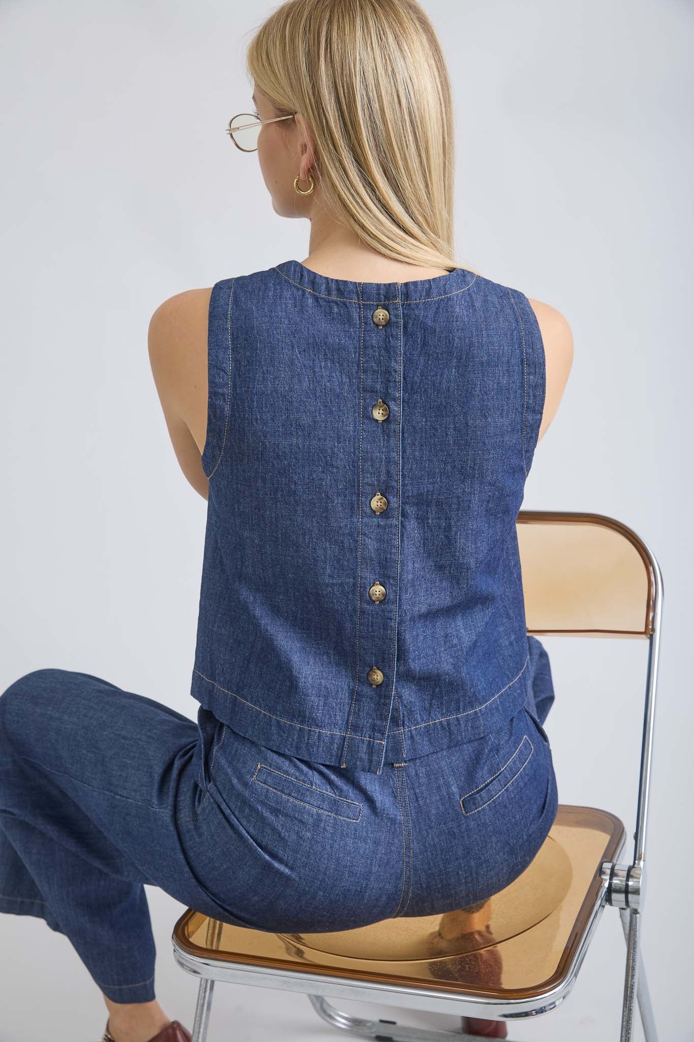 BOAT NECK BACK BUTTON SLEEVELESS DENIM TOP