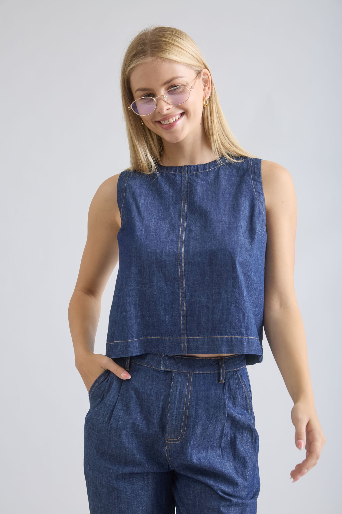 BOAT NECK BACK BUTTON SLEEVELESS DENIM TOP