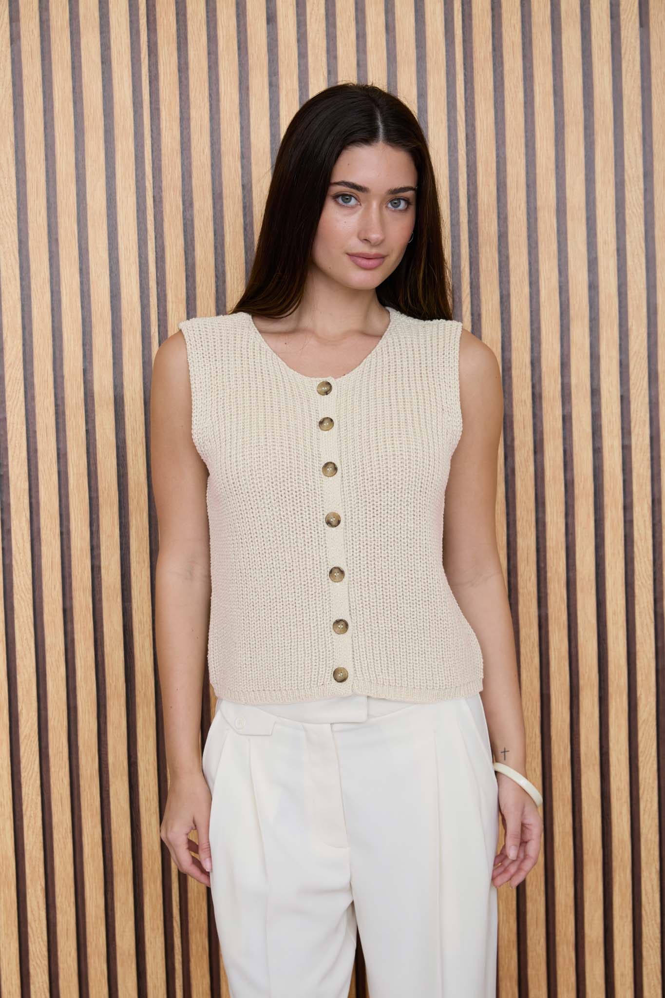 ROUND NECK SLEEVELESS KNIT BUTTON DOWN CARDIGAN