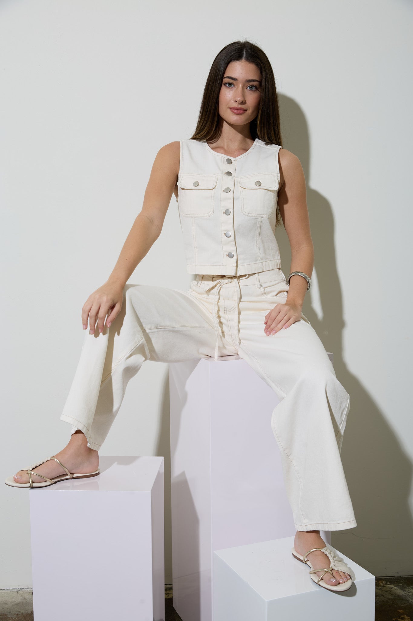 ROUND NECK BUTTON DOWN POCKET DETAIL DENIM VEST