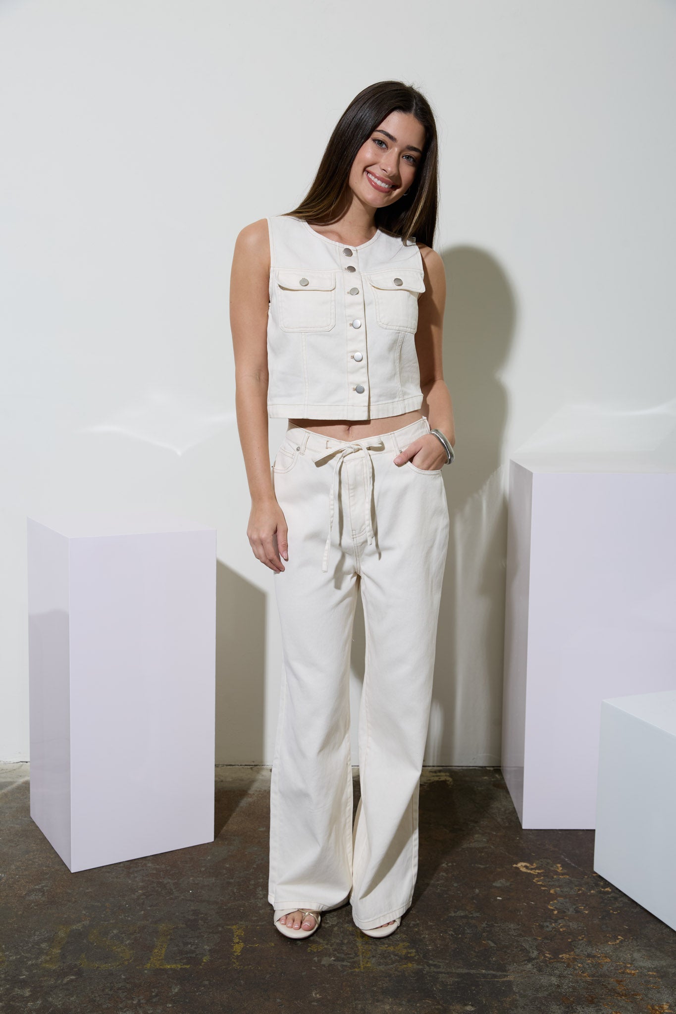 ROUND NECK BUTTON DOWN POCKET DETAIL DENIM VEST