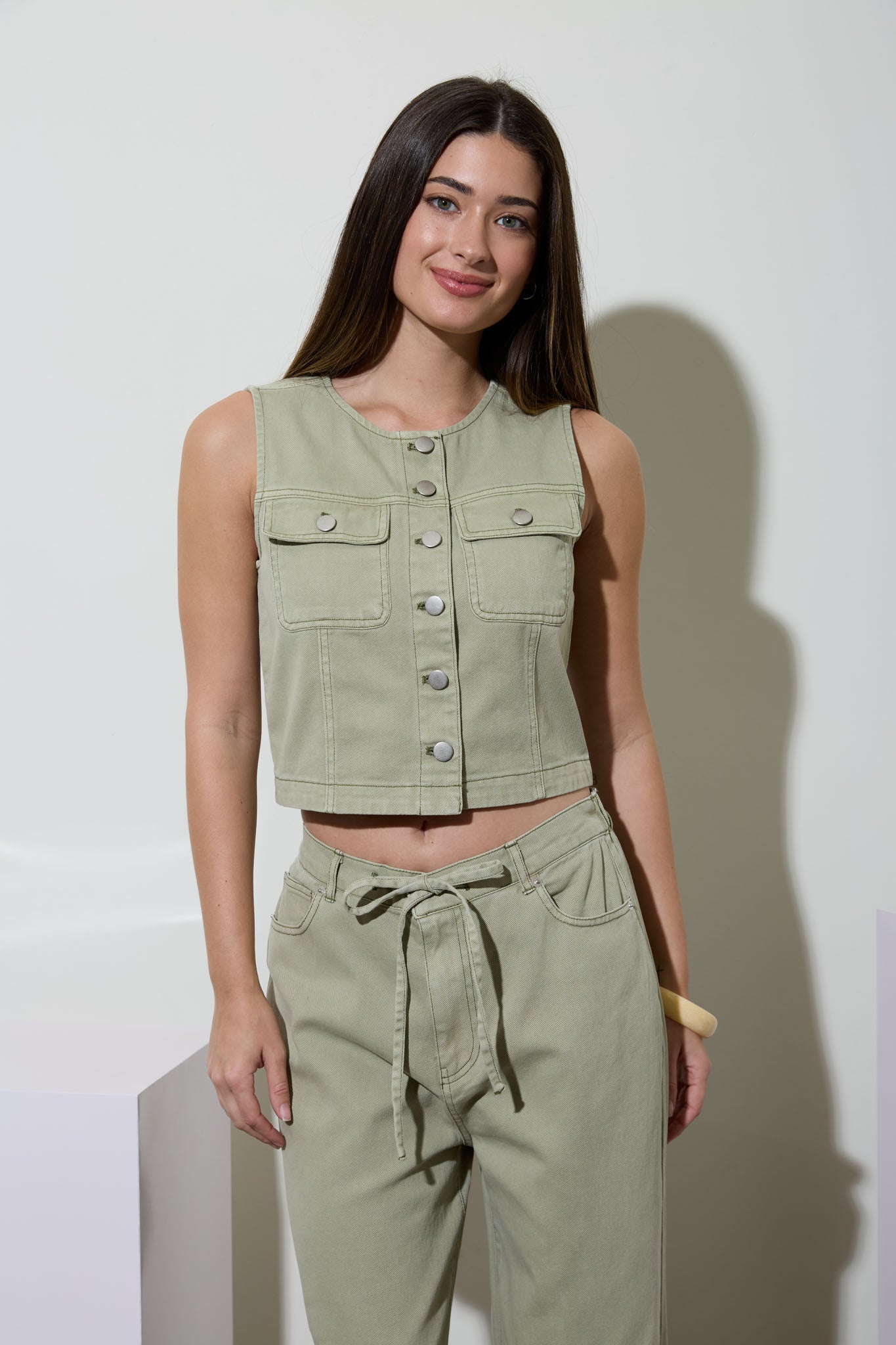 ROUND NECK BUTTON DOWN POCKET DETAIL DENIM VEST