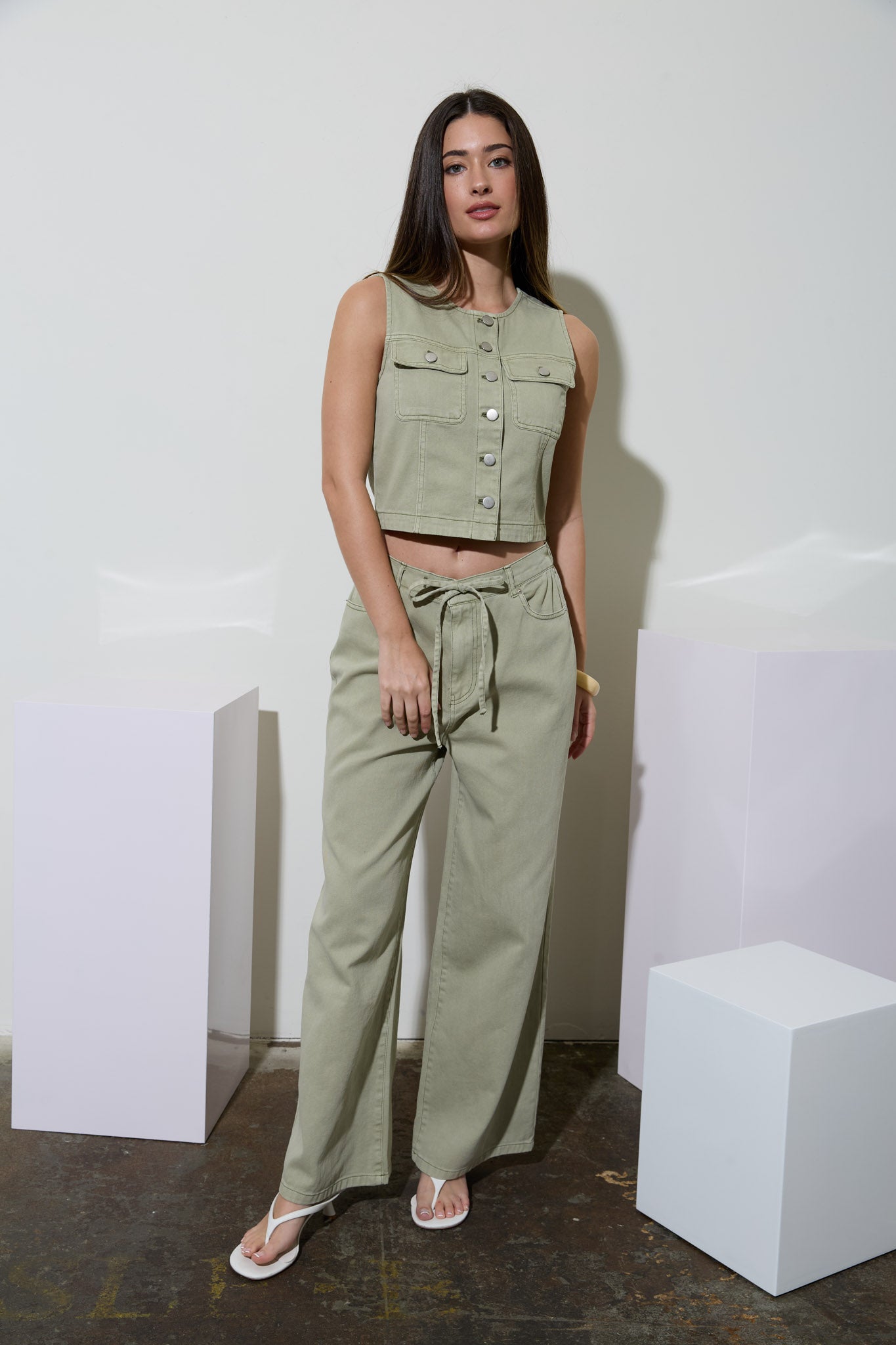 ROUND NECK BUTTON DOWN POCKET DETAIL DENIM VEST