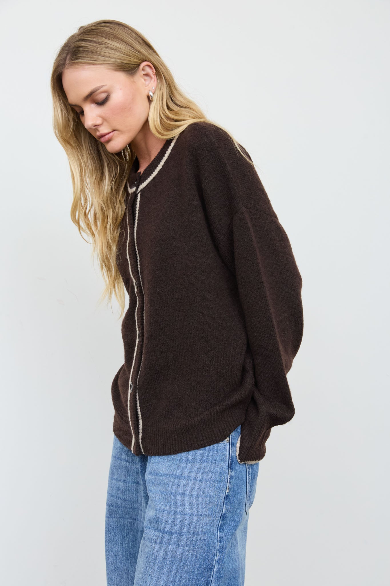 CONTRAST TRIM ROUND NECK FUZZY KNIT CARDIGAN
