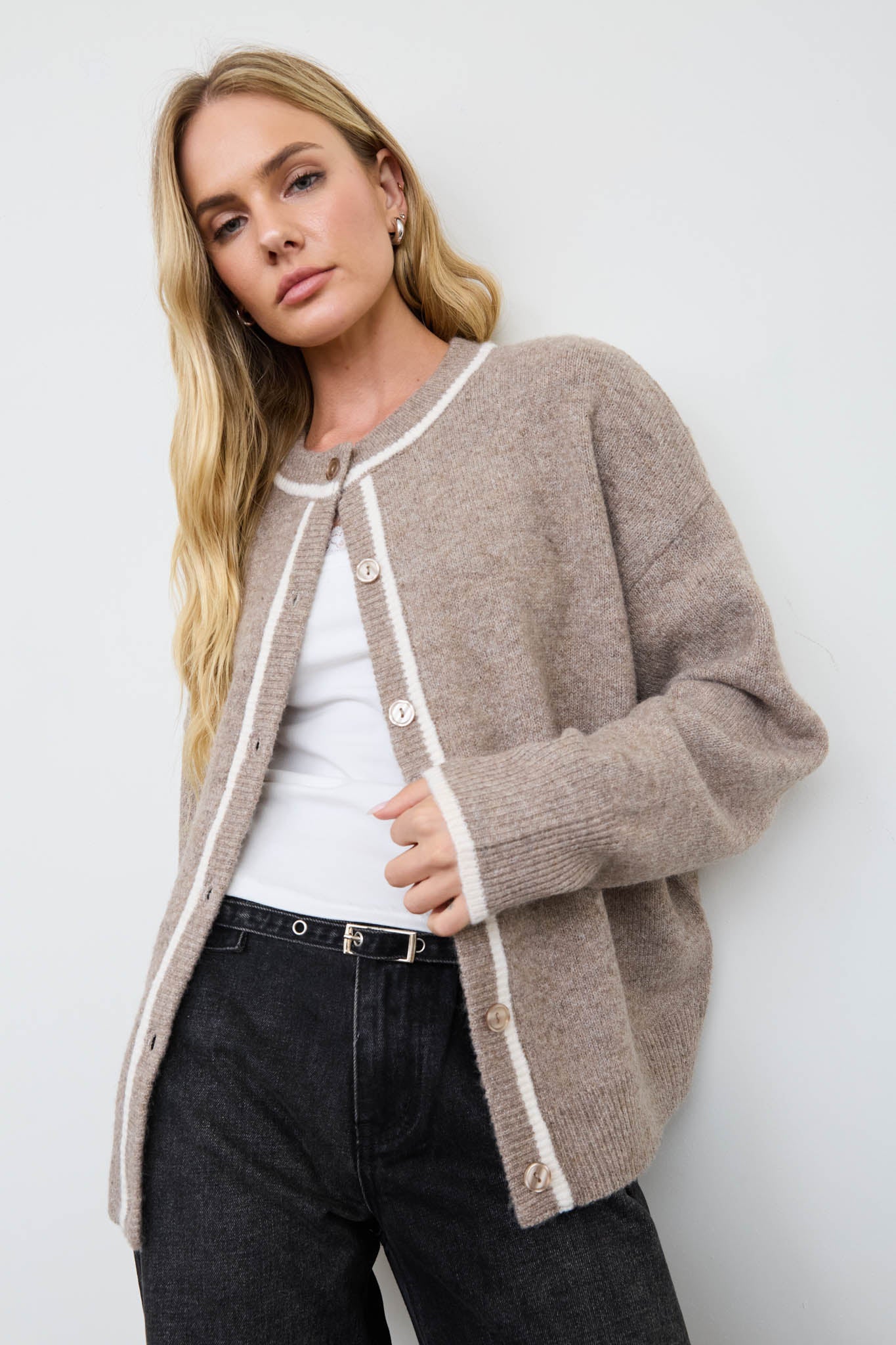 CONTRAST TRIM ROUND NECK FUZZY KNIT CARDIGAN