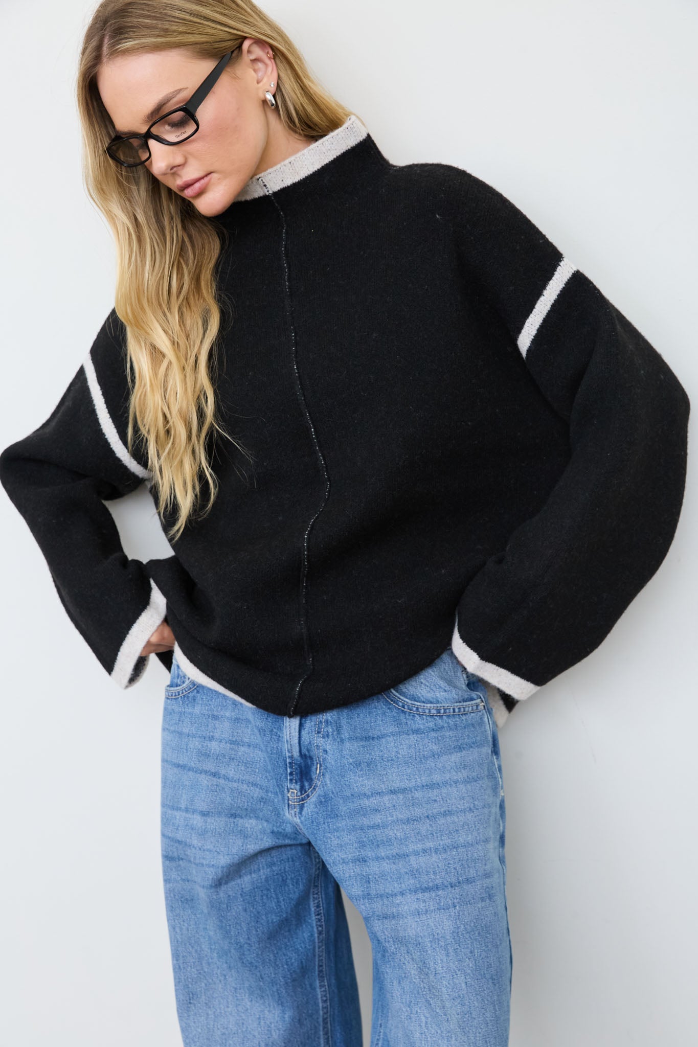 CONTRAST FRONT SEAM MOCK NECK OVERSIZED SWEATER