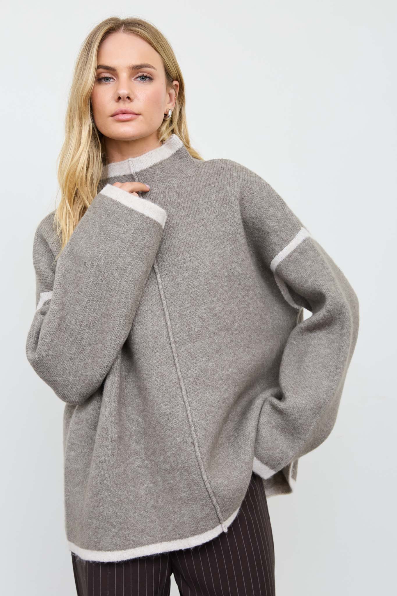 CONTRAST FRONT SEAM MOCK NECK OVERSIZED SWEATER