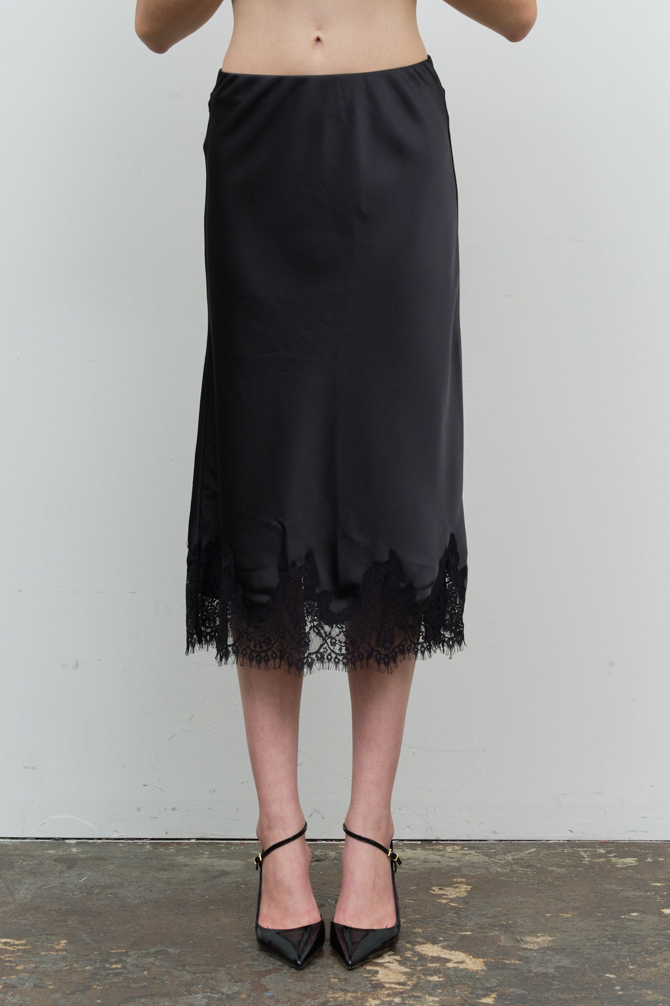 SATIN SCALLOPED LACE TRIM MIDI SKIRT