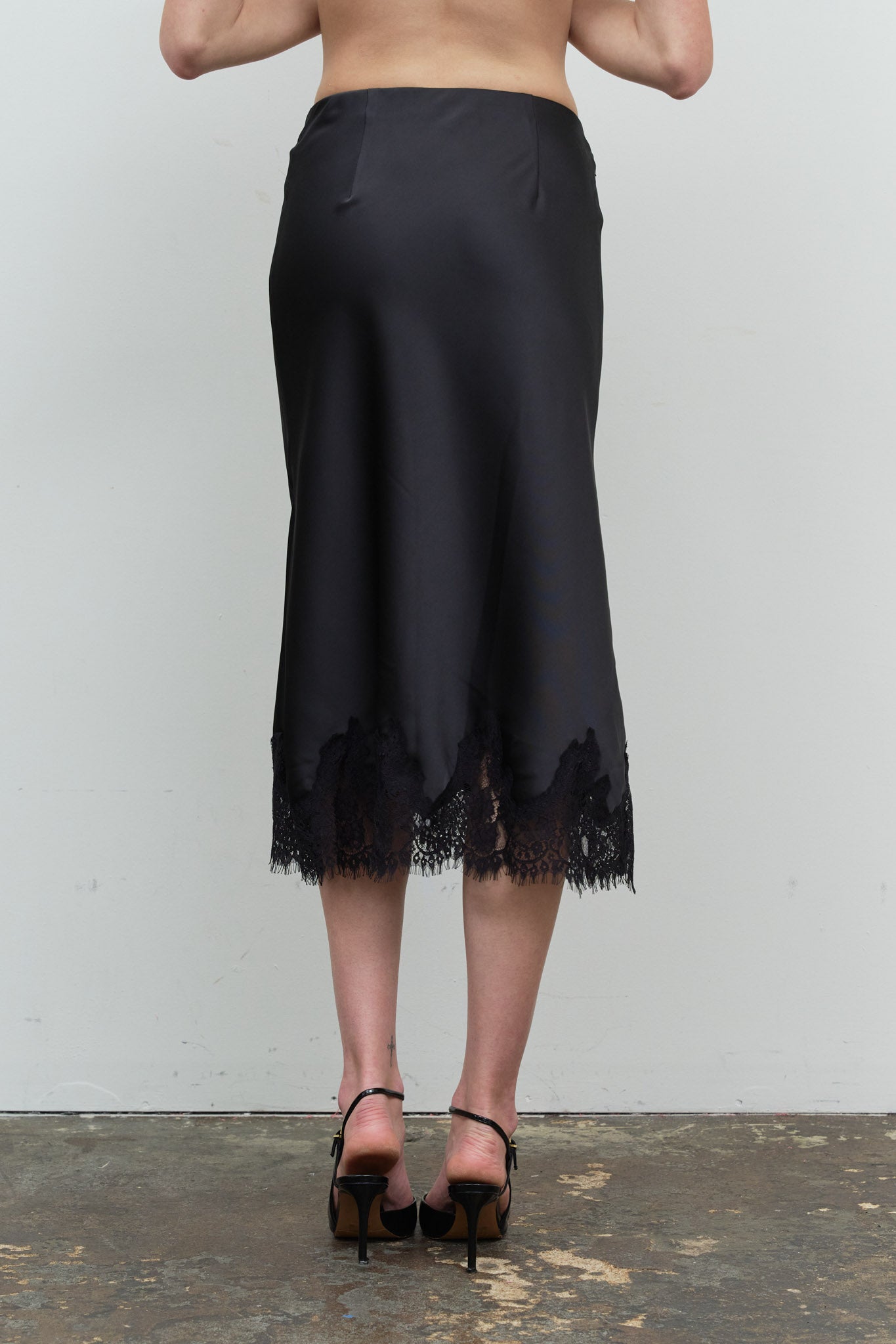 SATIN SCALLOPED LACE TRIM MIDI SKIRT