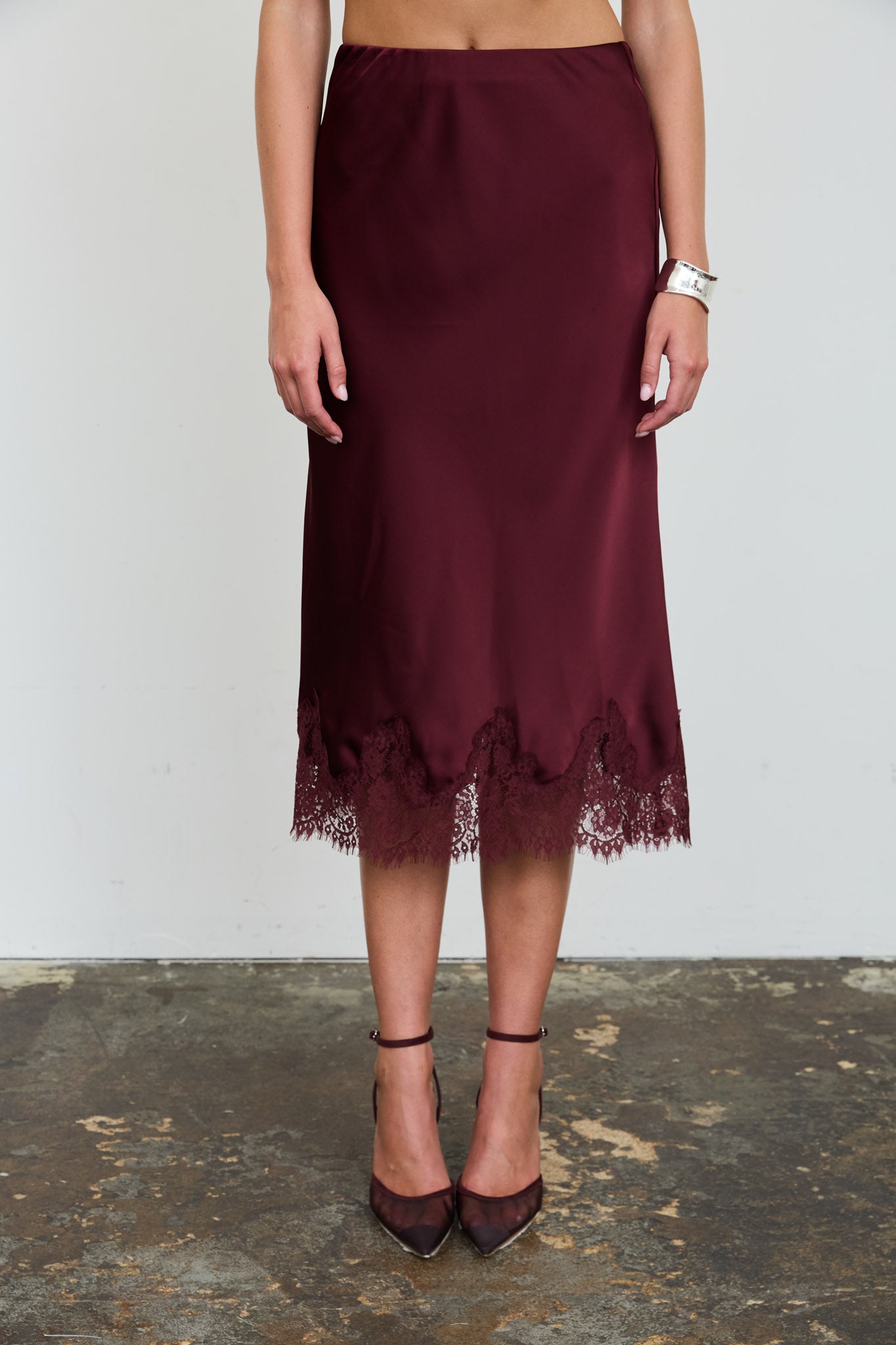 SATIN SCALLOPED LACE TRIM MIDI SKIRT