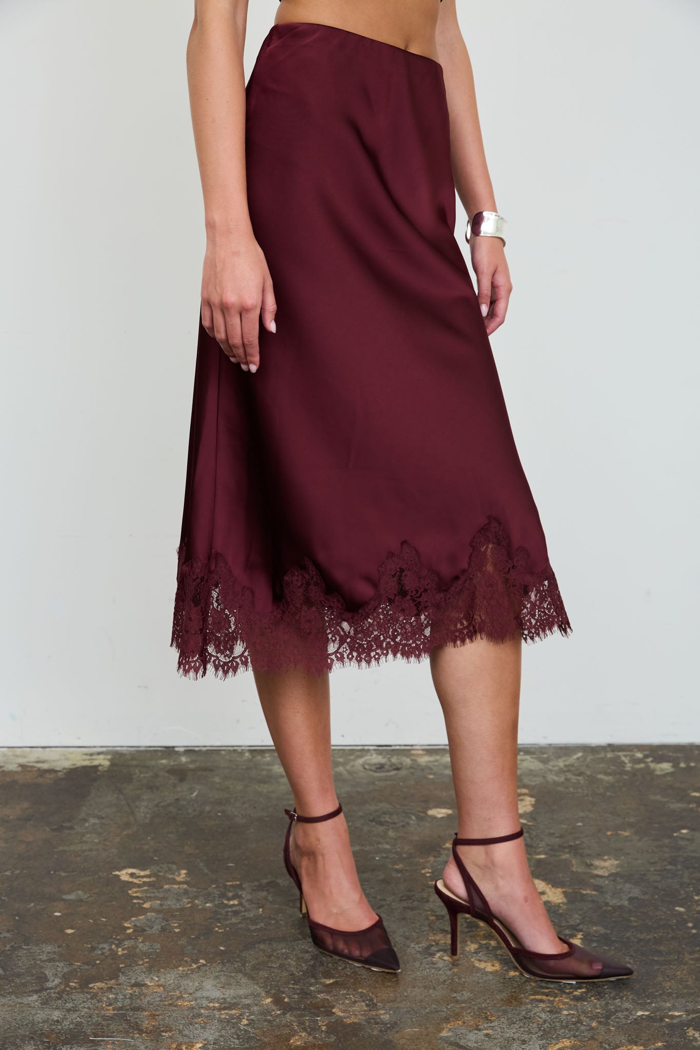 SATIN SCALLOPED LACE TRIM MIDI SKIRT