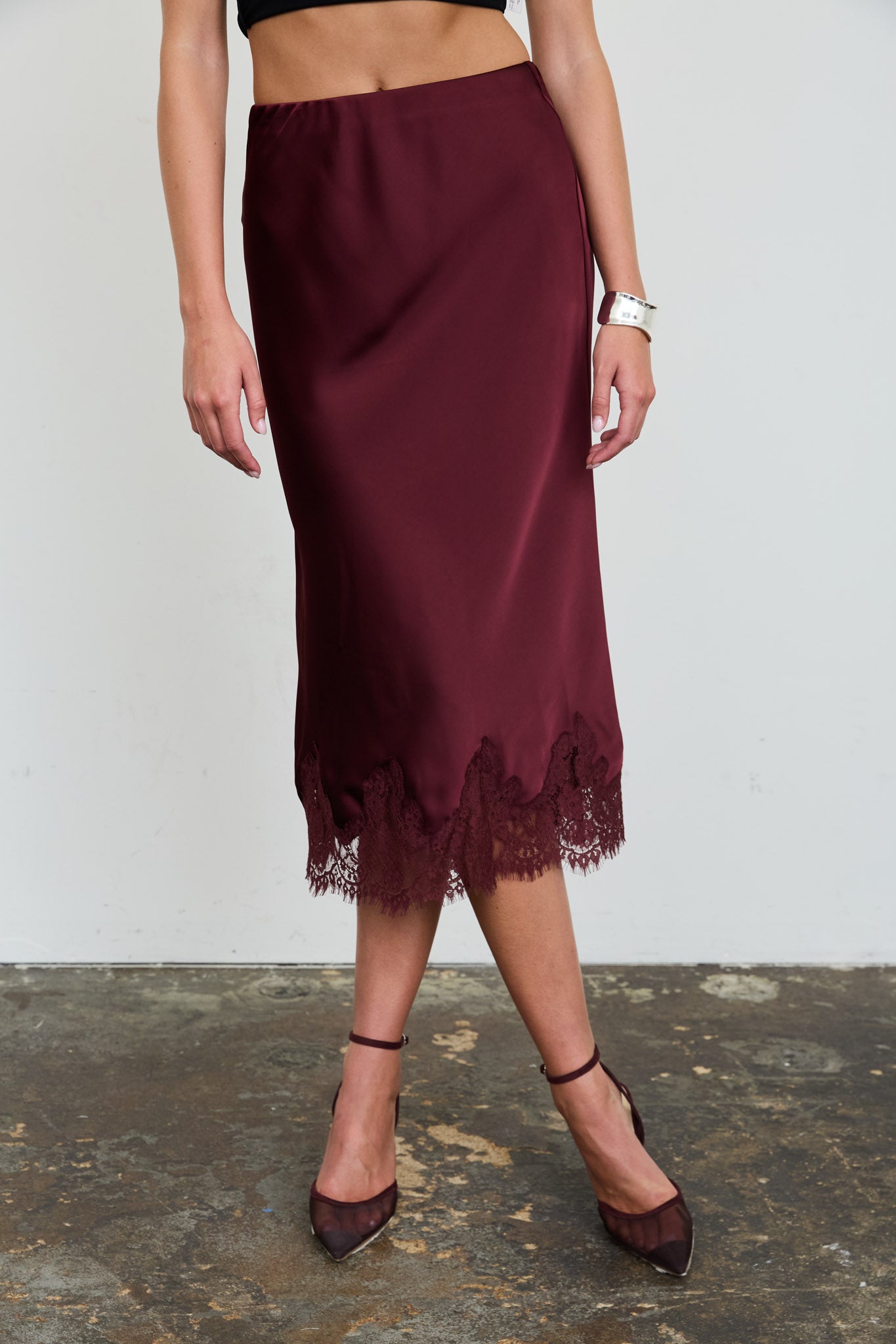 SATIN SCALLOPED LACE TRIM MIDI SKIRT