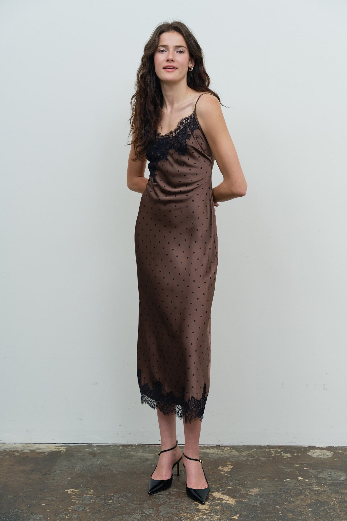 CONTRAST LACE TRIM SPAGHETTI STRAP MIDI DRESS