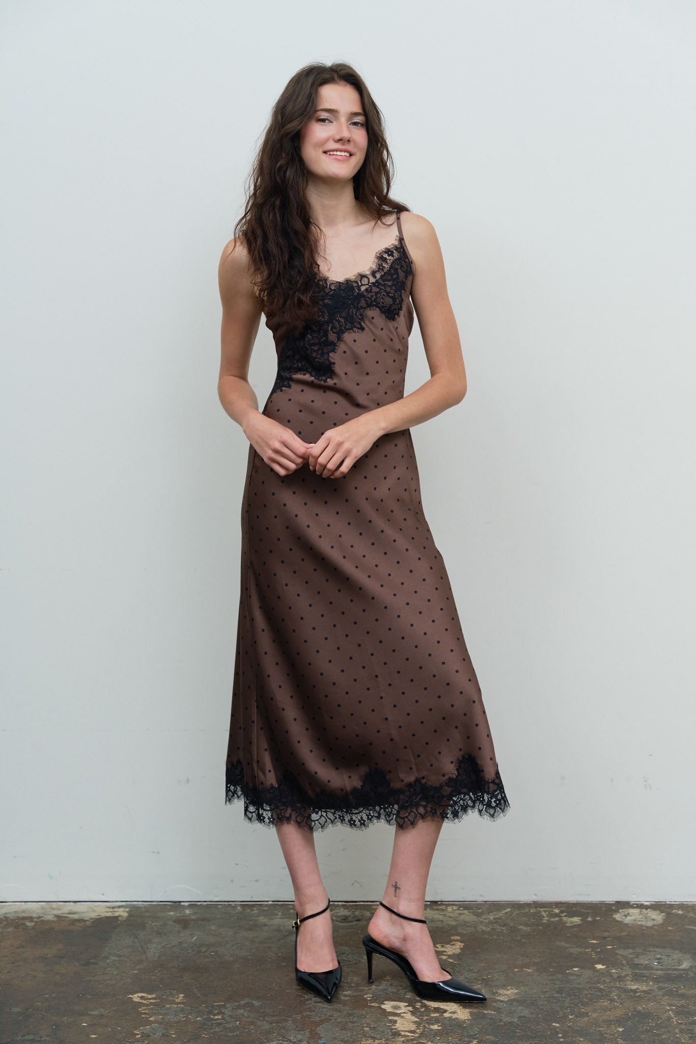 CONTRAST LACE TRIM SPAGHETTI STRAP MIDI DRESS